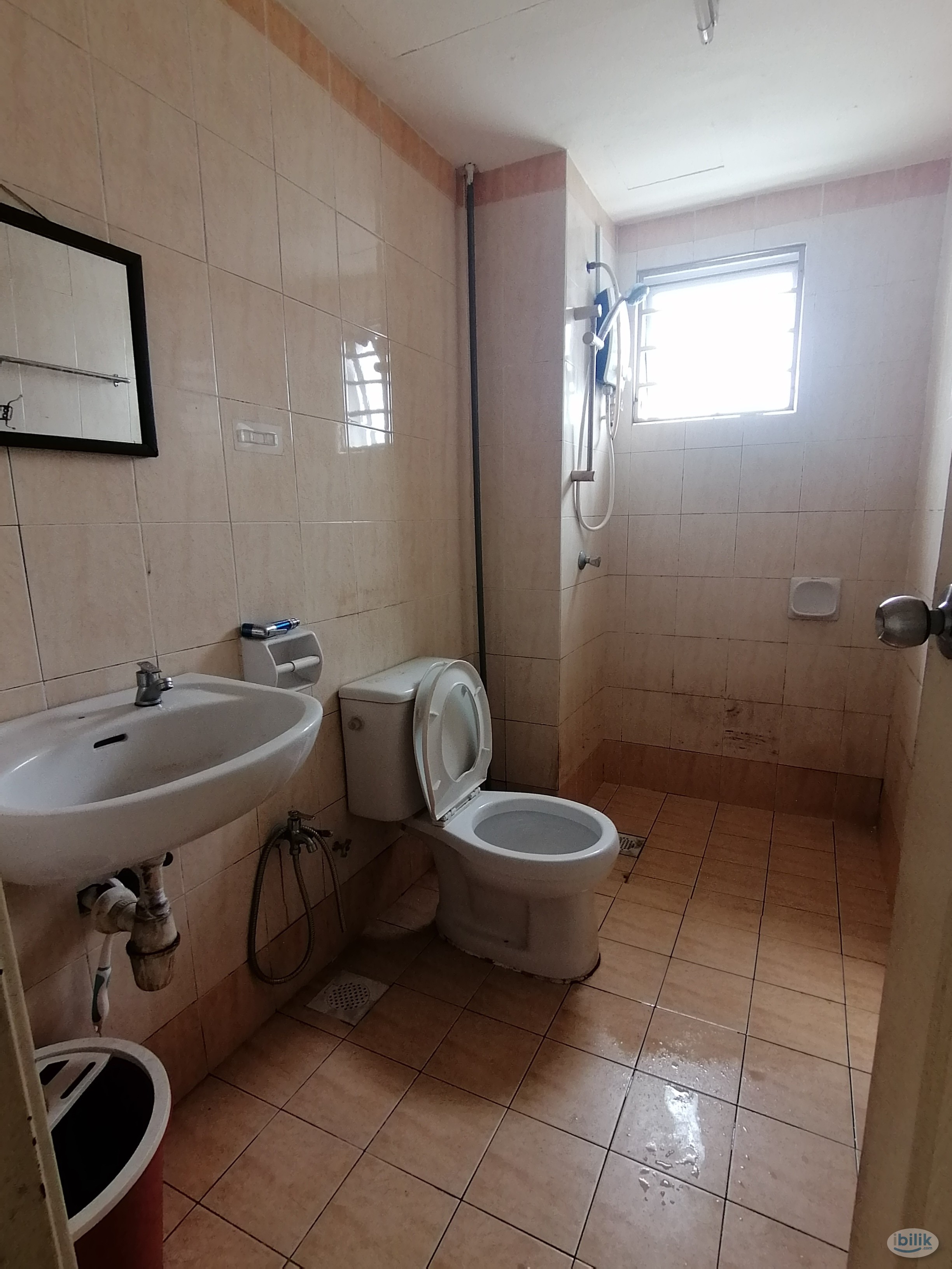 ===FEMALE ONLY===Master Bedroom for Rent at Suriamas Condominium - Image 2