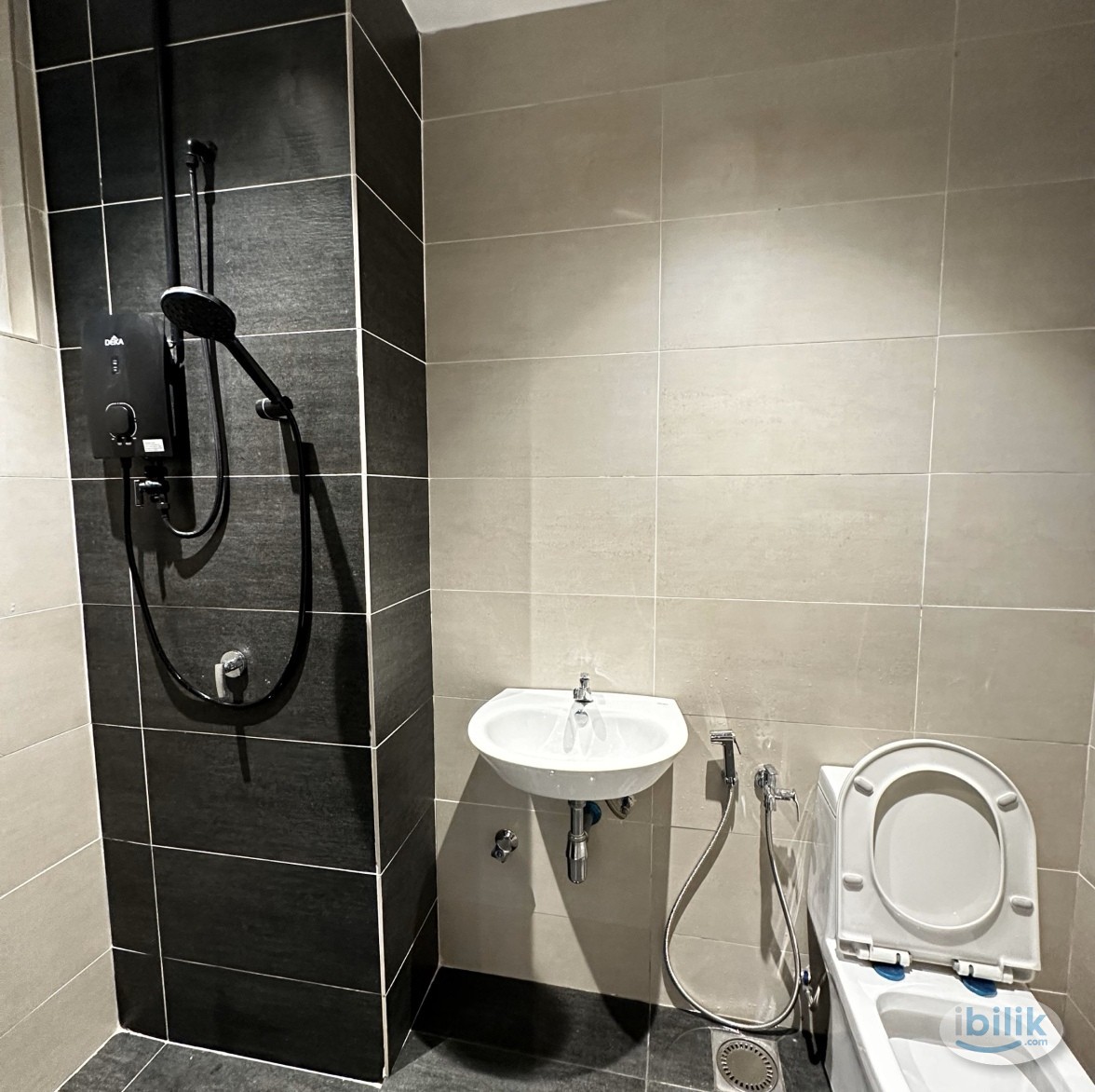 Live Light, Simple & Wifi Included Small room at Pinnacle, Sri Petaling - Image 4