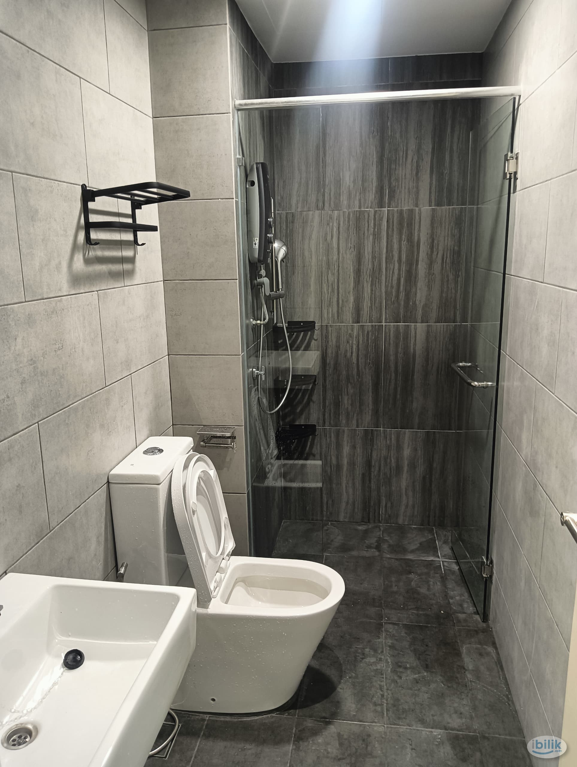 Medium Room at Meta Residences Putra Permai, Seri Kembangan - Image 5