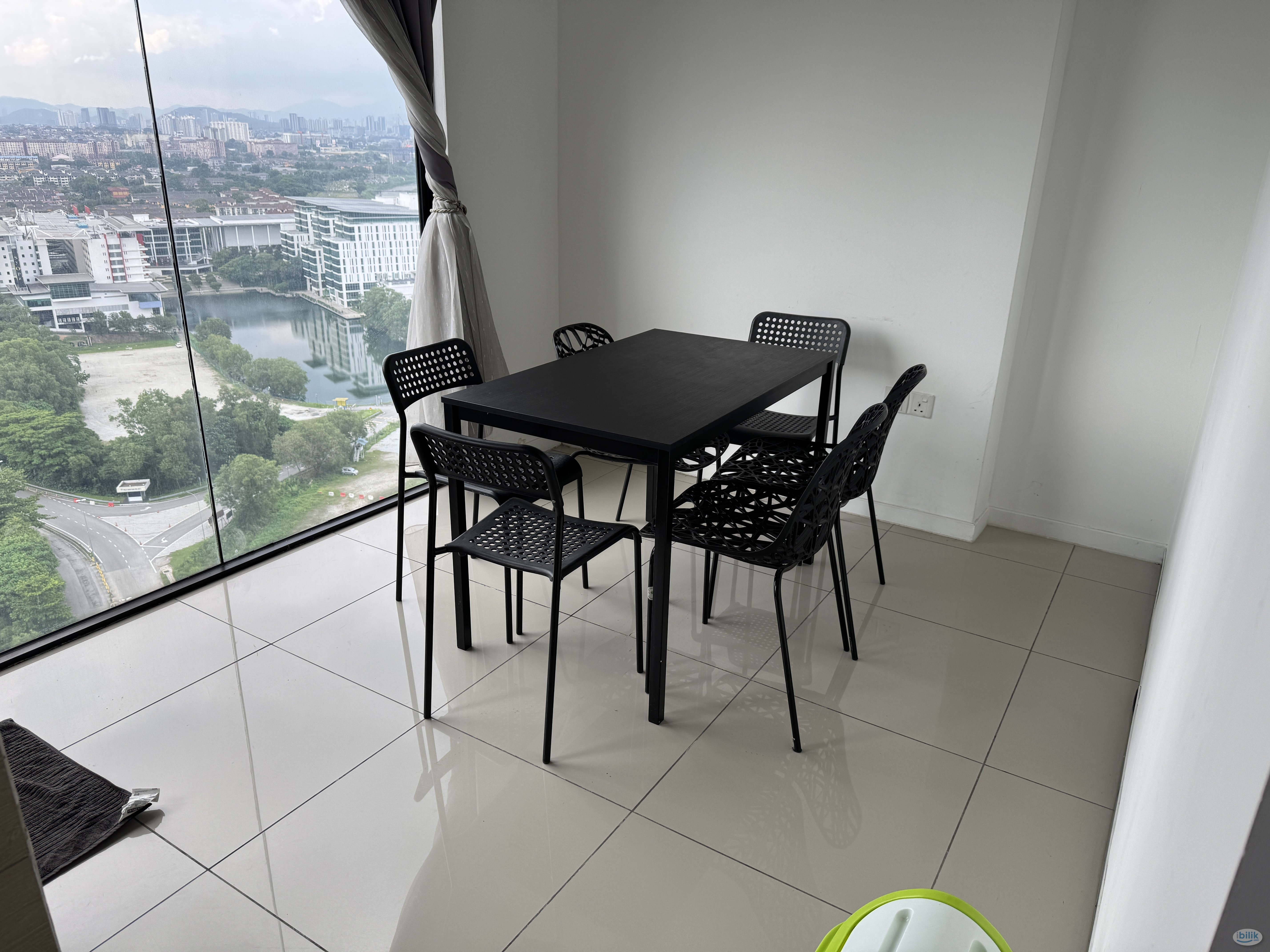 Middle Room at D'Latour, Bandar Sunway - Image 2