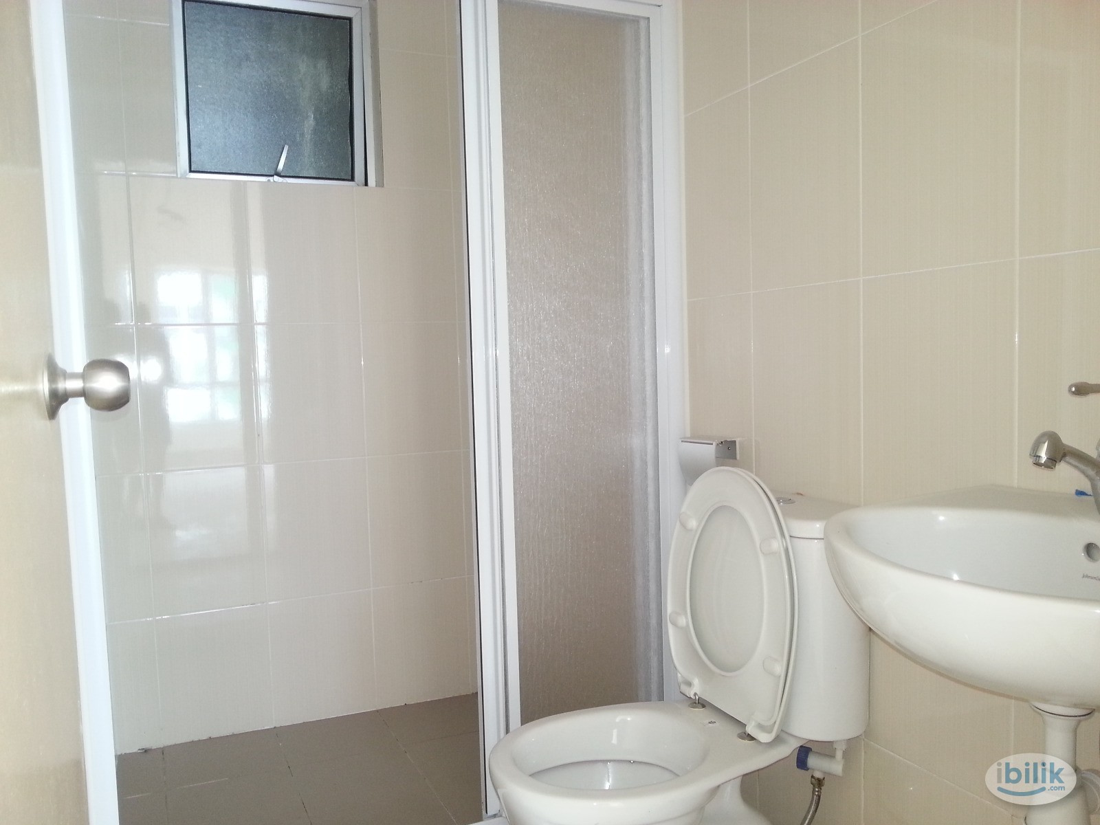 Middle Room at OUG Parklane, Old Klang Road - Image 3