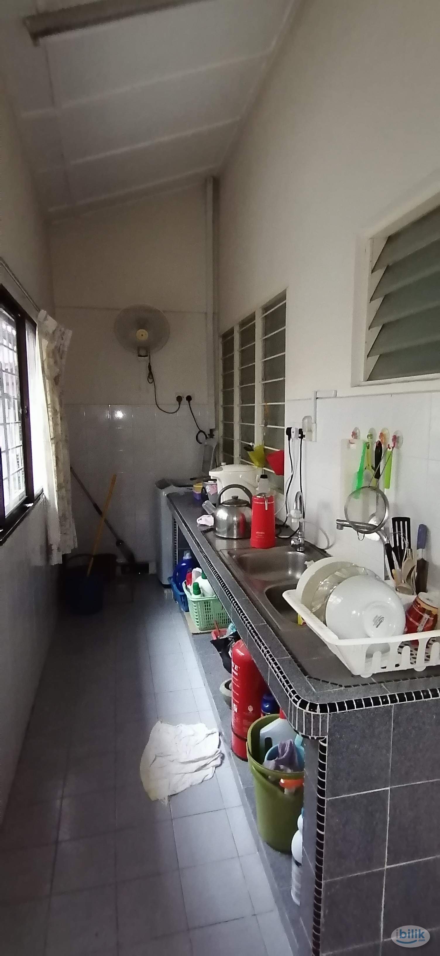 Affordable Aircon Room with FREE carpark - Image 4