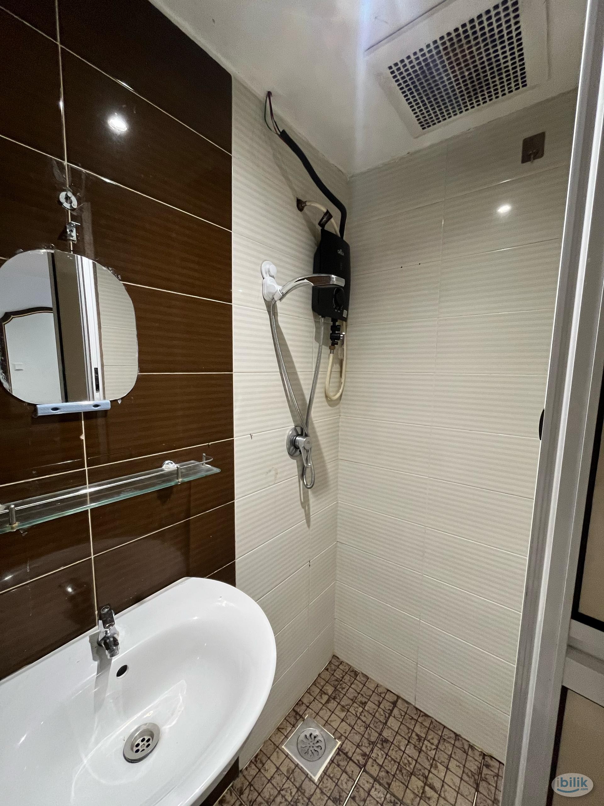 5 mins walk LRT PWTC 🚆| 5 mins walk to PUTRA MALL 🛍️ - Image 3