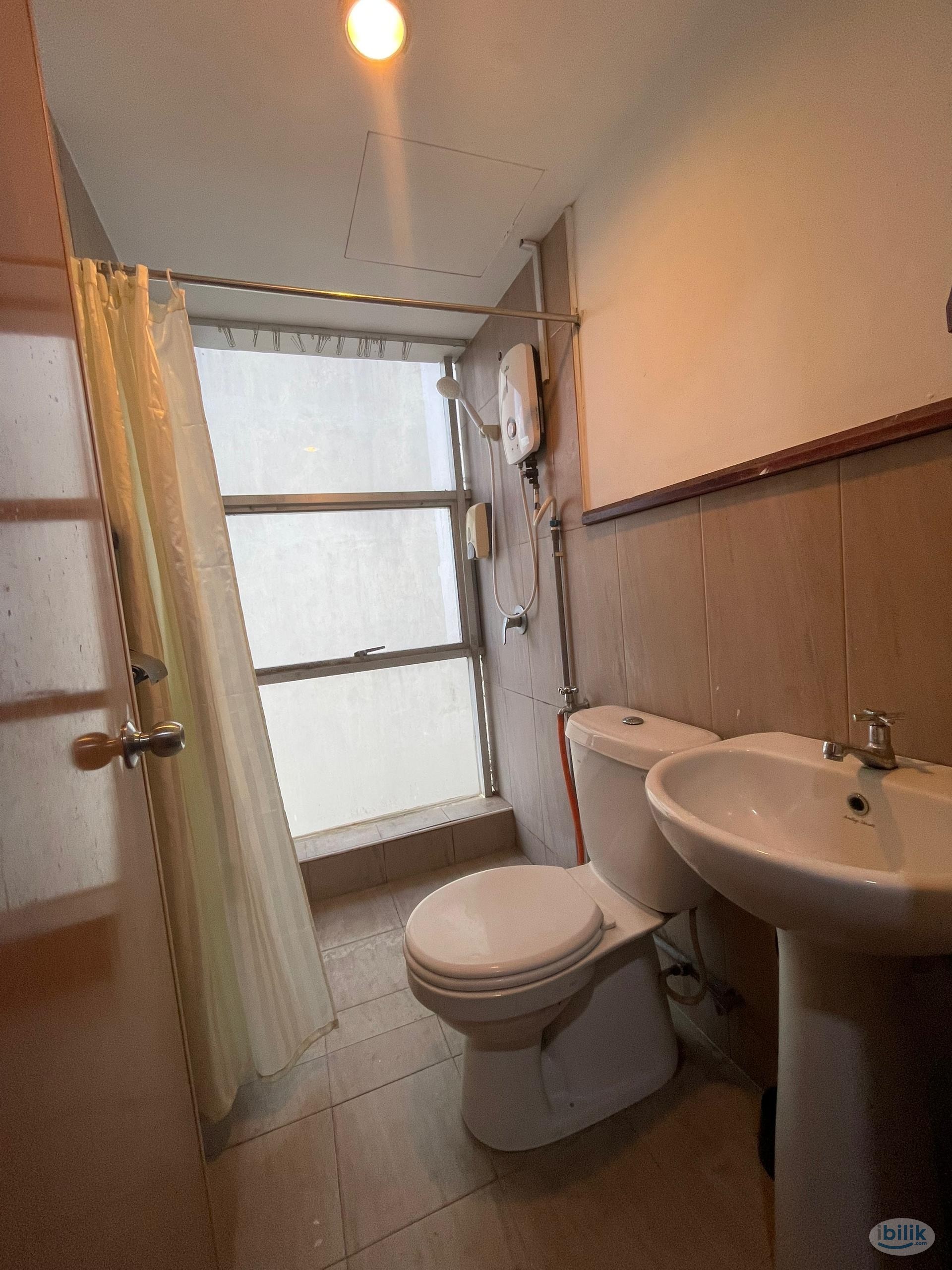 🚆 Nearby LRT! Just 🚶‍♂️5 mins walking distance 🚿 Available Room with Attached Toilet 📍 Jalan Kenari, Bandar Puchong Jaya - Image 3