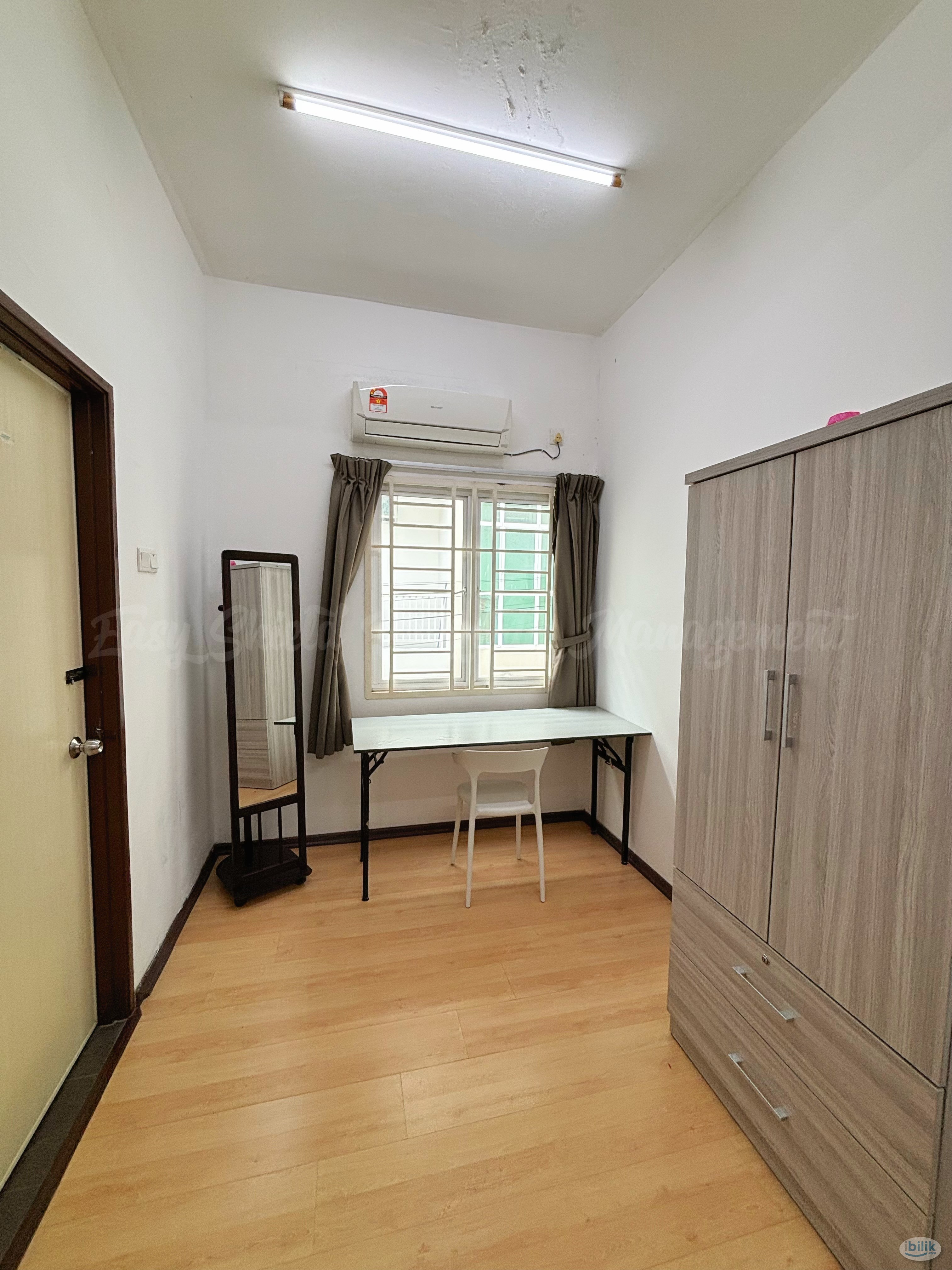 Sunlit Middle Room 2 with bathroom (Landed unit) - Image 2