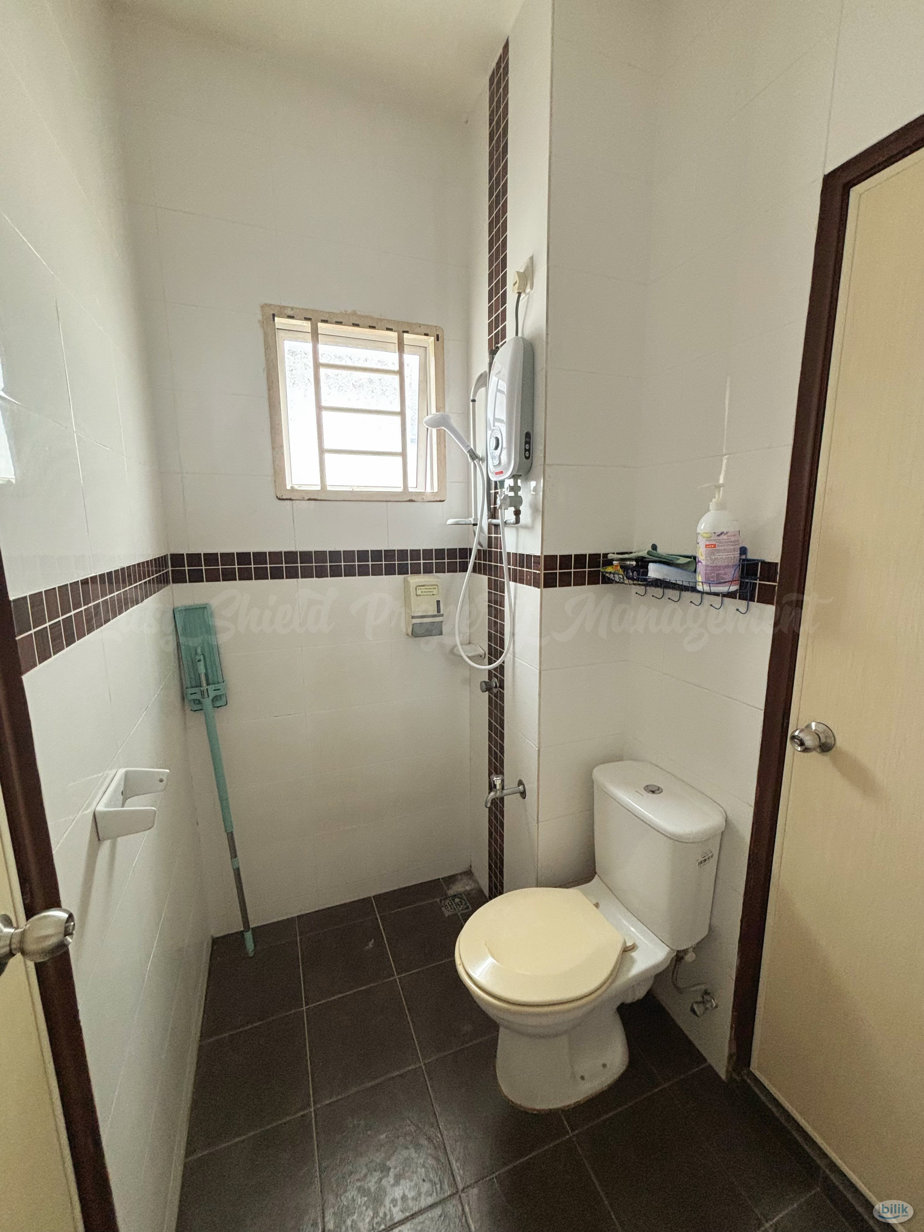 Sunlit Middle Room 2 with bathroom (Landed unit) - Image 4
