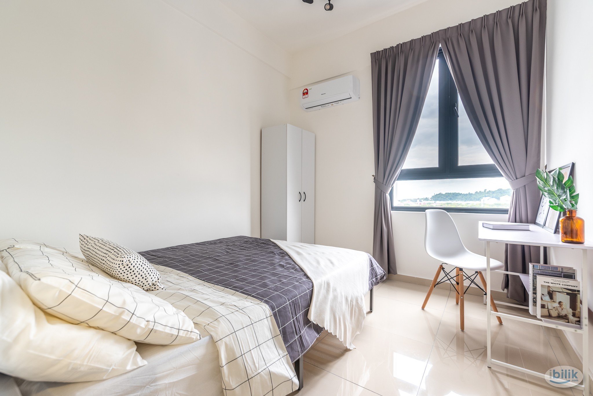 *Female only unit*DELUXE ROOM QUEEN BED SHARED BATHROOM @ Golden Triangle 2 - Image 1