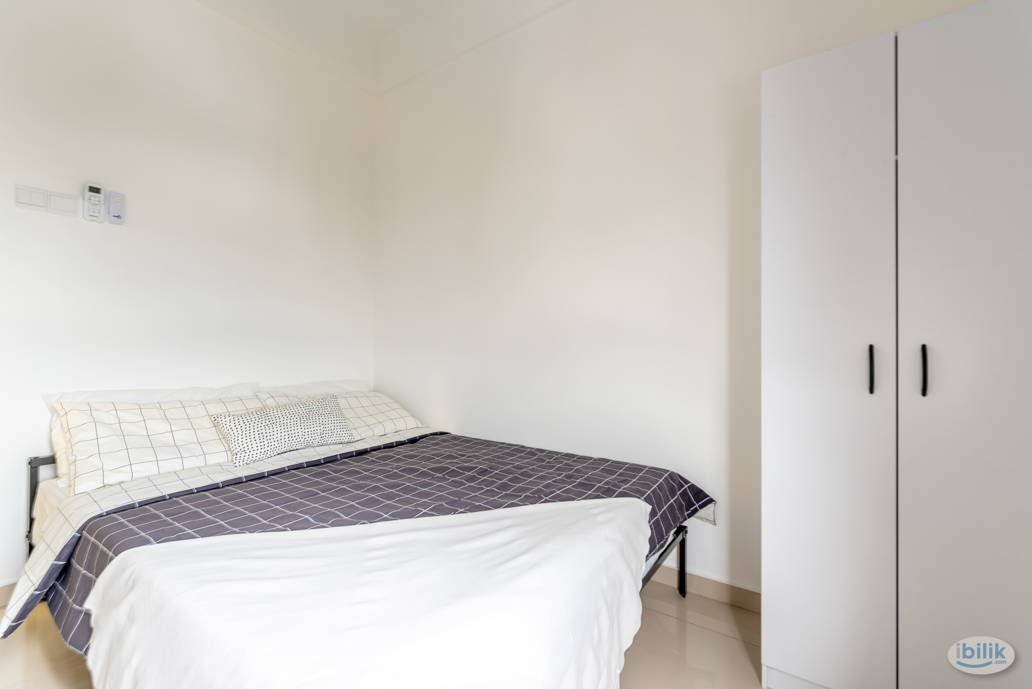 *Female only unit*DELUXE ROOM QUEEN BED SHARED BATHROOM @ Golden Triangle 2 - Image 2