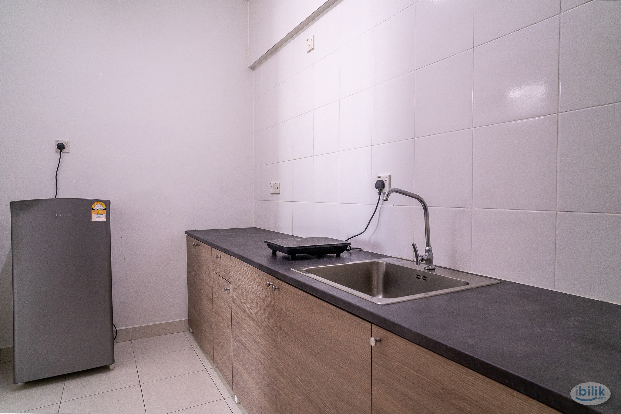 *Female only unit*BALCONY ROOM QUEEN BED SHARED BATHROOM @ Golden Triangle 2 - Image 4