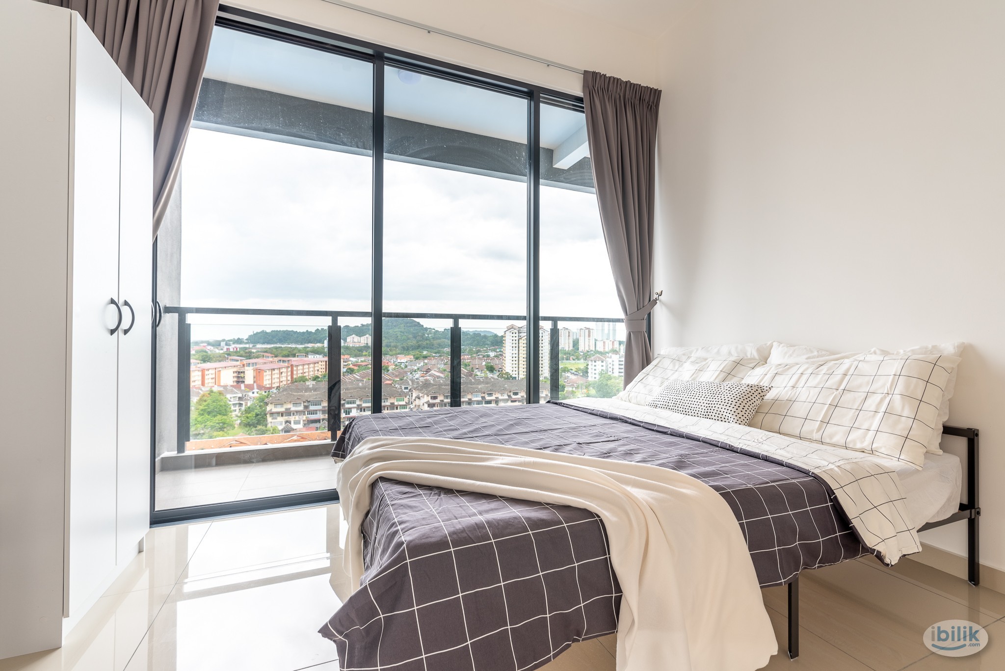 *Female only unit*BALCONY ROOM QUEEN BED SHARED BATHROOM @ Golden Triangle 2 - Image 2