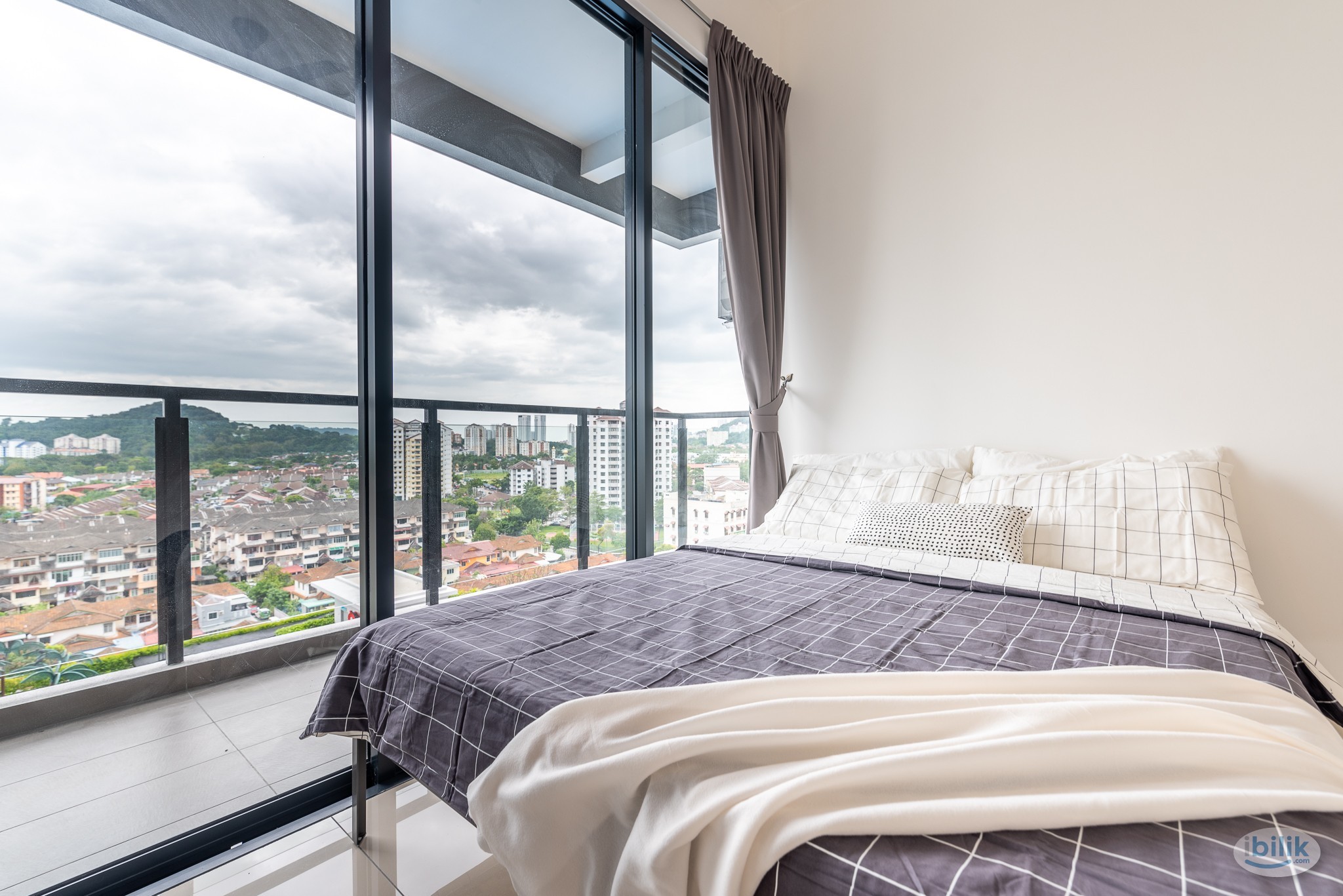 *Female only unit*BALCONY ROOM QUEEN BED SHARED BATHROOM @ Golden Triangle 2 - Image 1