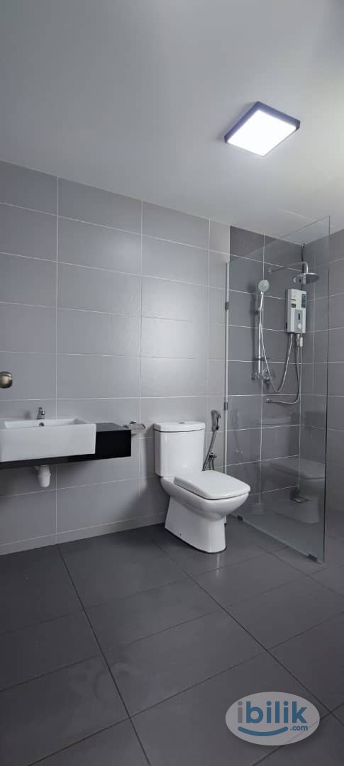 *Female only unit*BALCONY ROOM QUEEN BED SHARED BATHROOM @ Golden Triangle 2 - Image 5