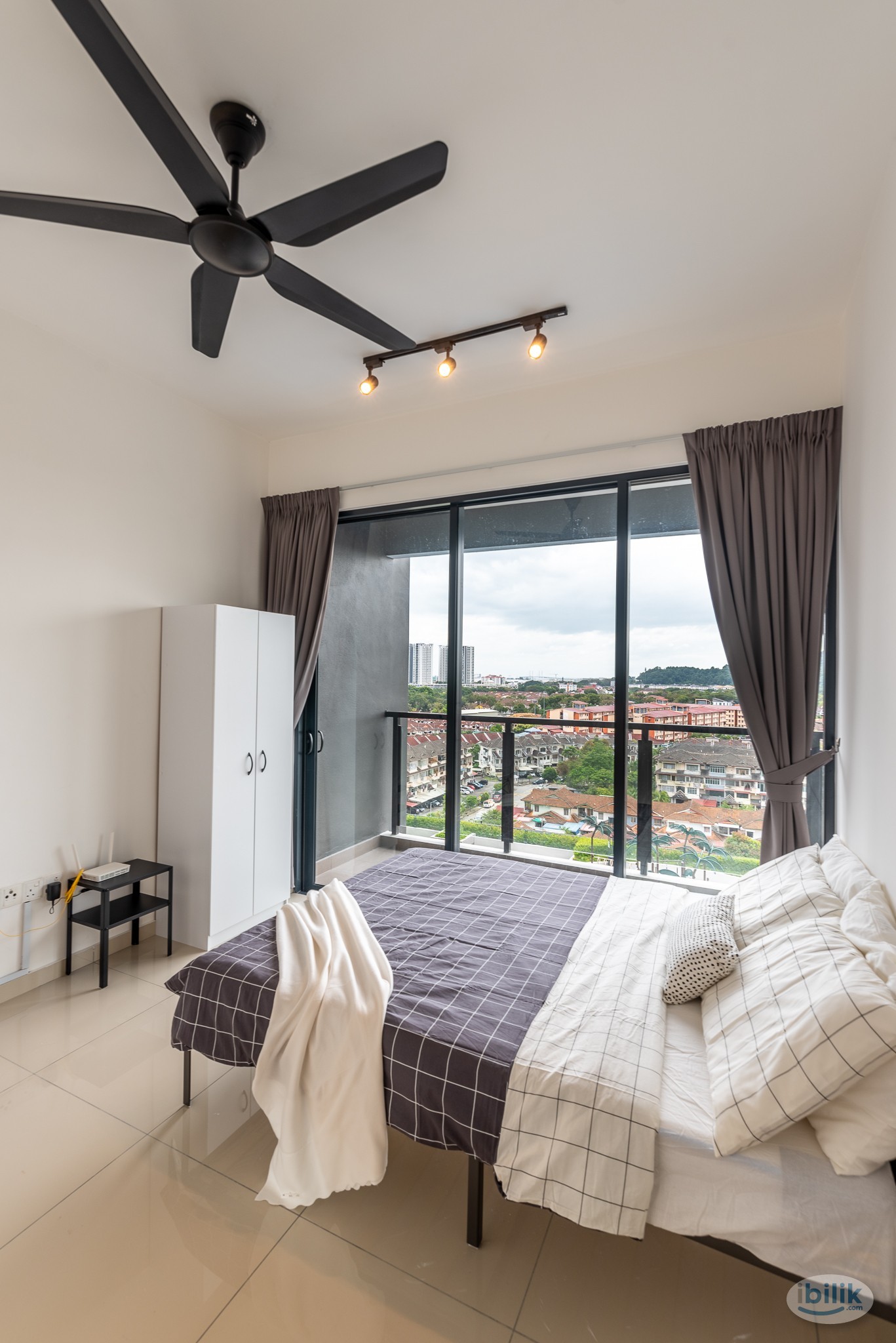*Female only unit*BALCONY ROOM QUEEN BED SHARED BATHROOM @ Golden Triangle 2 - Image 3