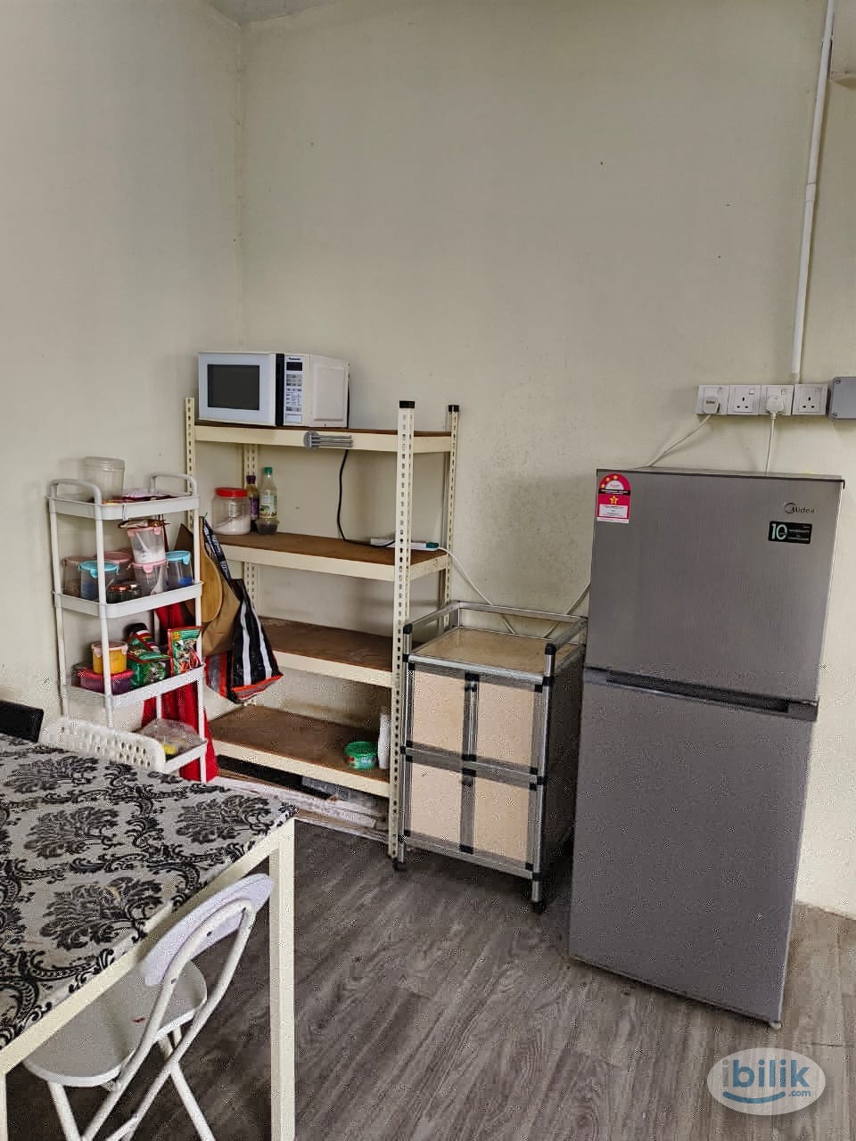 7 mins walk Inti college and ss15 MRT station,air con room ,free wifi,welcome intern student - Image 3