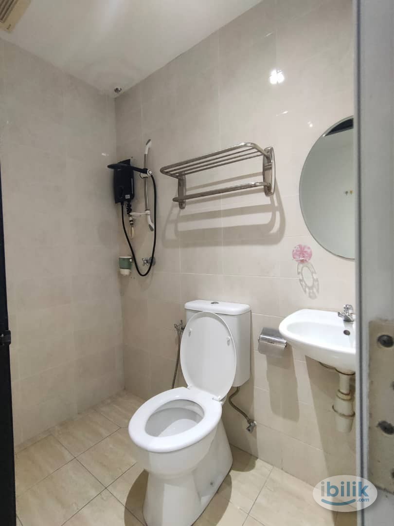 Private bathroom Middle Room at Damansara Perdana, Petaling Jaya - Image 1