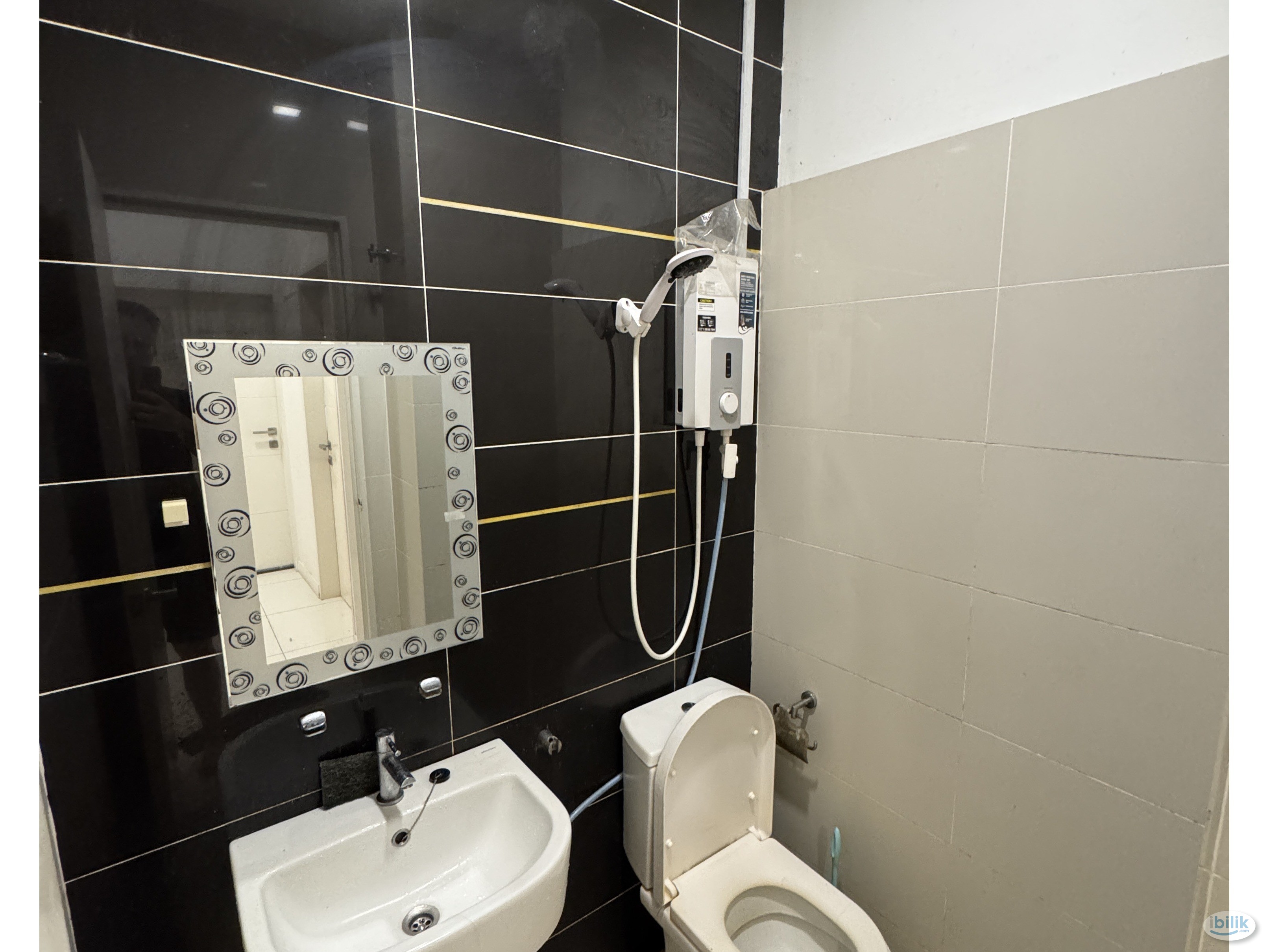 . Nice Room @ SkyPod Puchong | WiFi Included | Walking Distance to LRT - Image 1