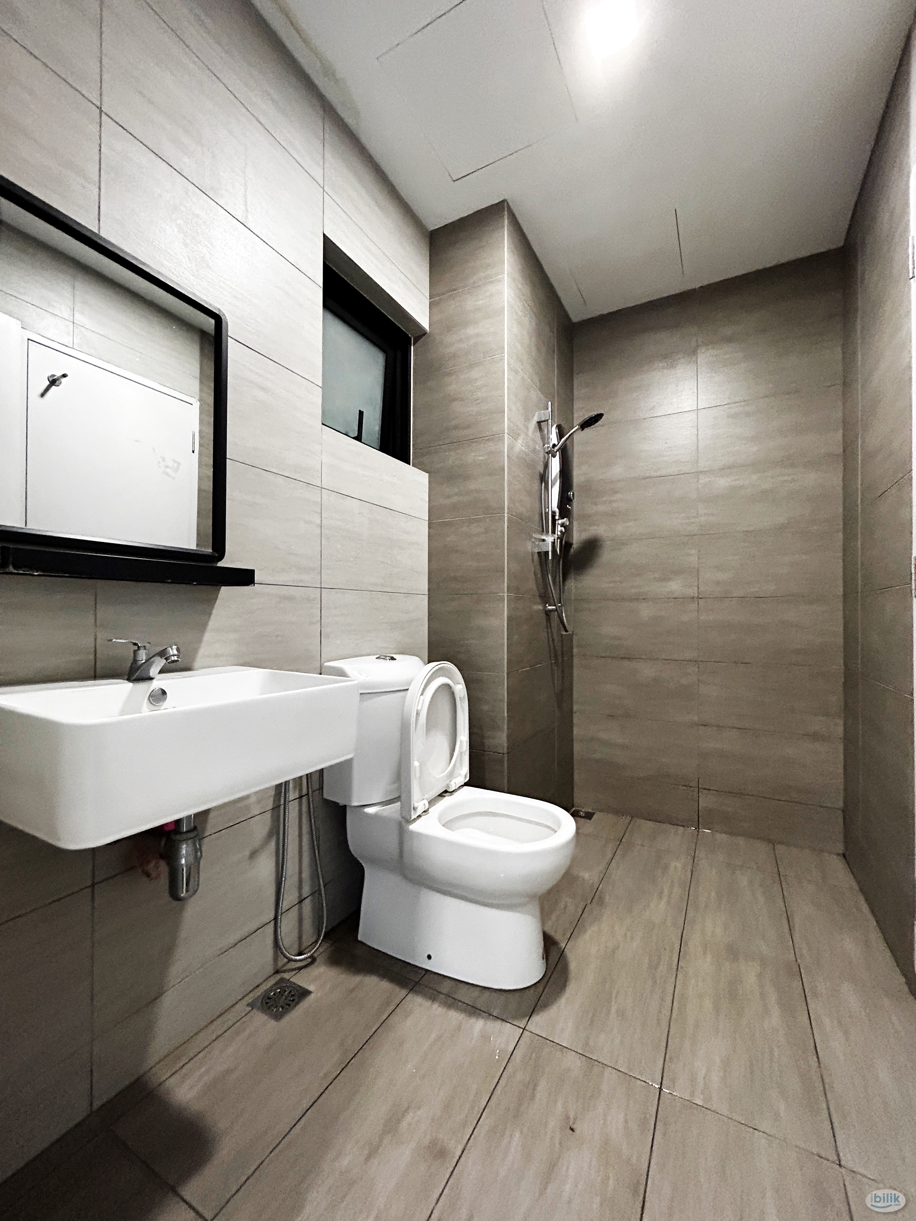 Master Room at TwentyFive.7 Amber Residence, Teluk Panglima Garang - Image 5