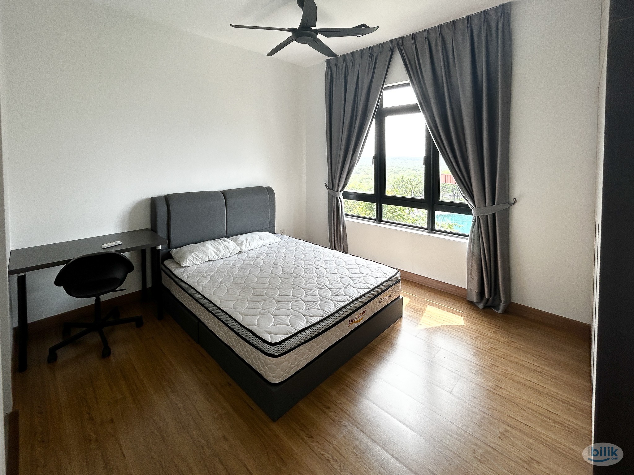 Master Room at TwentyFive.7 Amber Residence, Teluk Panglima Garang - Image 1