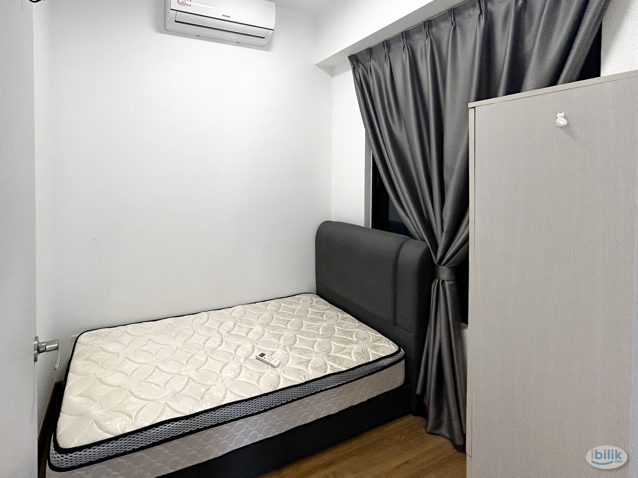Master Room at TwentyFive.7 Amber Residence, Teluk Panglima Garang - Image 2