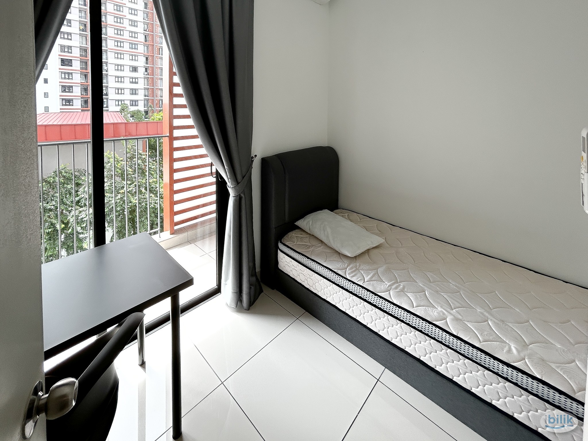 Master Room at TwentyFive.7 Amber Residence, Teluk Panglima Garang - Image 3