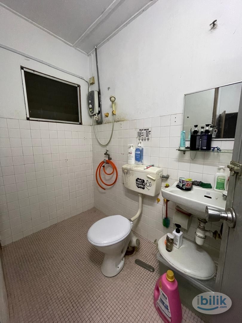 🚶🏻‍♀️🚶🏻‍♀️4 MINS WALK TO KELANA JAYA LRT 🚶🏻‍♀️🚶🏻‍♀️SPACIOUS MASTER ROOM at SS4, Kelana Jaya 🥰 MOVE IN IMMEDIATELY ☀️ - Image 4