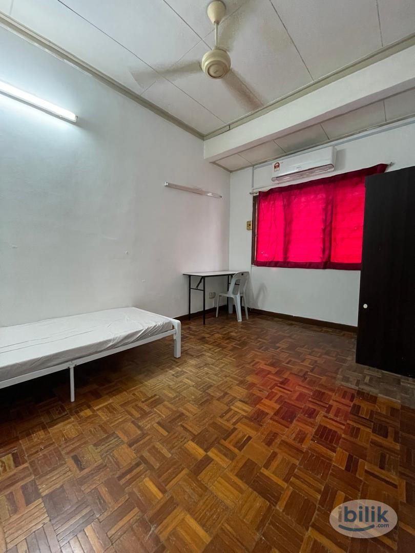 🚶🏻‍♀️🚶🏻‍♀️10 MINS WALK to USJ 21 LRT🚶🏻‍♀️🚶🏻‍♀️💥 SPACIOUS MIDDLE ROOM💥 at USJ 20, UEP Subang Jaya 🤗 MOVE IN IMMEDIATELY - Image 1