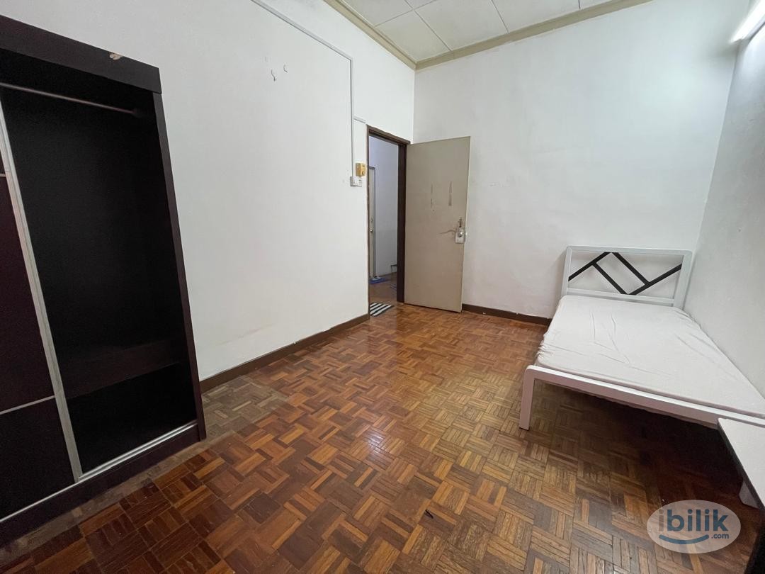 🚶🏻‍♀️🚶🏻‍♀️10 MINS WALK to USJ 21 LRT🚶🏻‍♀️🚶🏻‍♀️💥 SPACIOUS MIDDLE ROOM💥 at USJ 20, UEP Subang Jaya 🤗 MOVE IN IMMEDIATELY - Image 3
