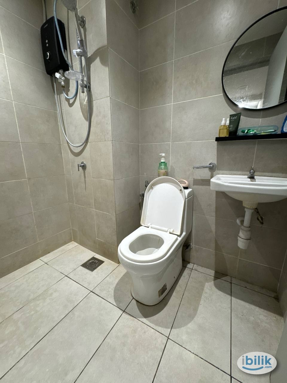 Middle room with aircond & window for rent at Dk Impian - Image 4