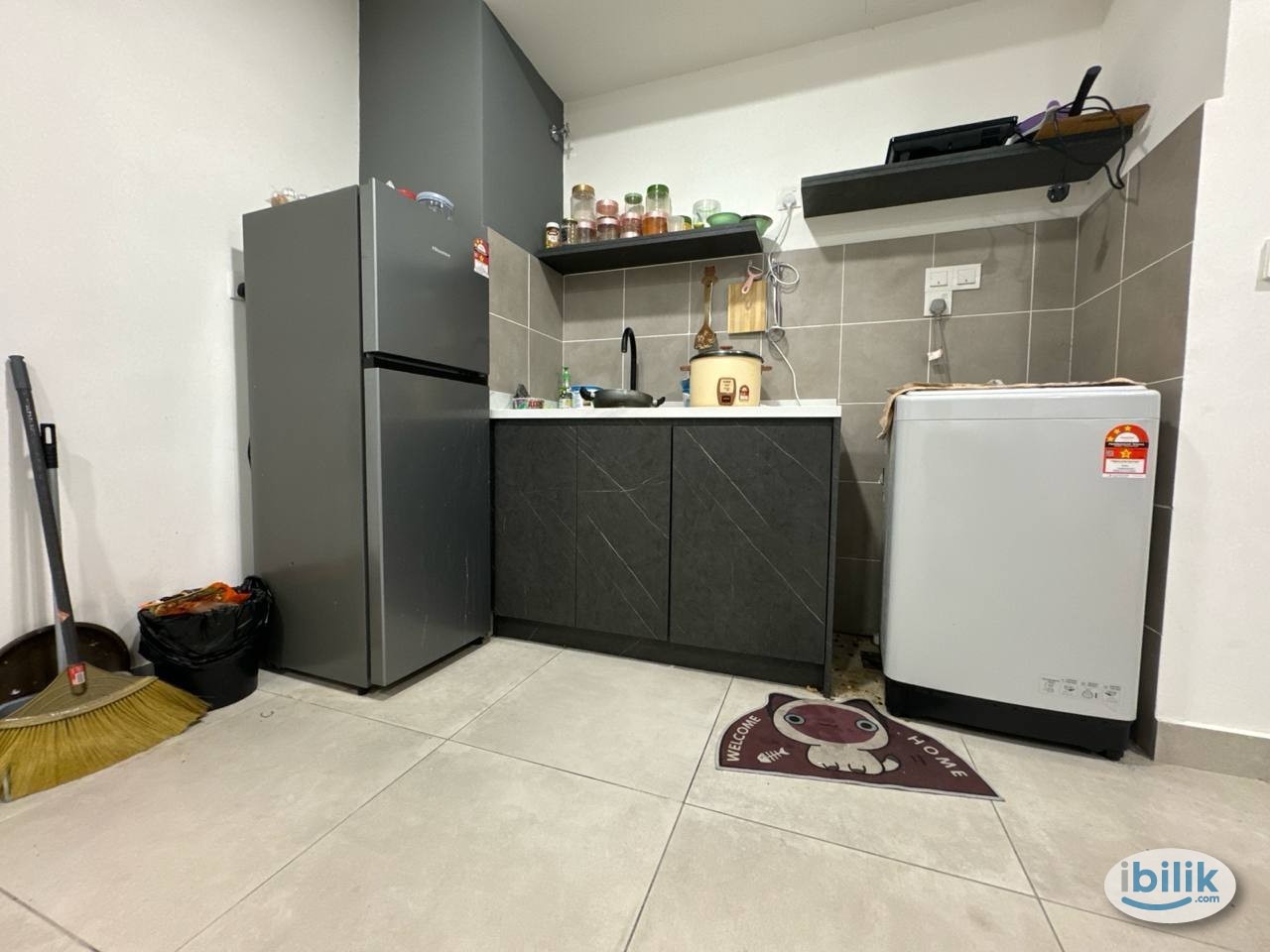 Middle room with aircond & window for rent at Dk Impian - Image 5