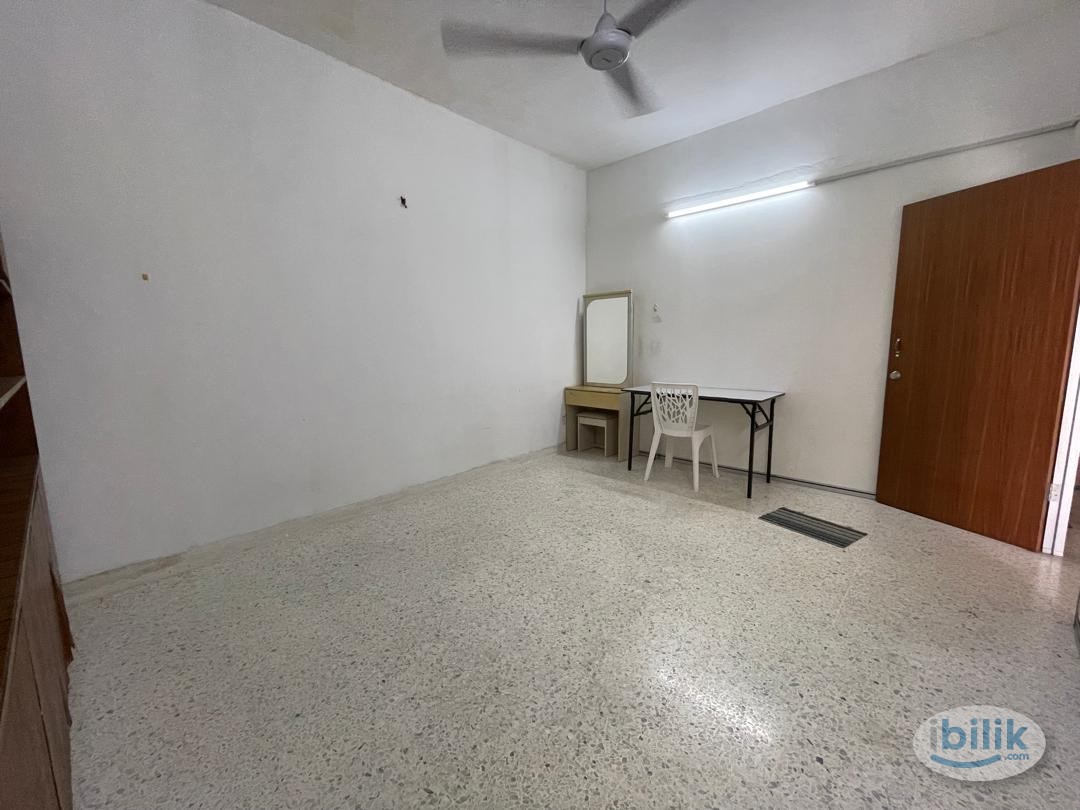 🤩 SUPER SPACIOUS MIDDLE ROOM ATTACHED WINDOW🤩 at SS2 , Petaling Jaya ✨ MOVE IN IMMEDIATELY - Image 2