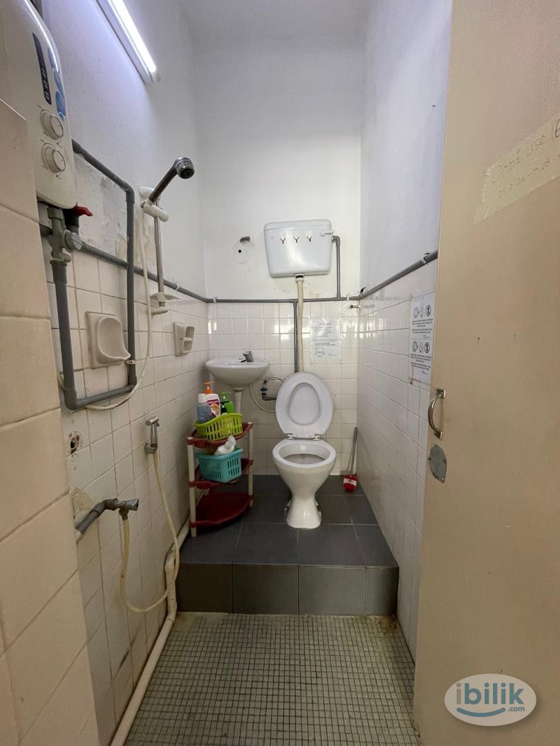 🤩 SUPER SPACIOUS MIDDLE ROOM ATTACHED WINDOW🤩 at SS2 , Petaling Jaya ✨ MOVE IN IMMEDIATELY - Image 3