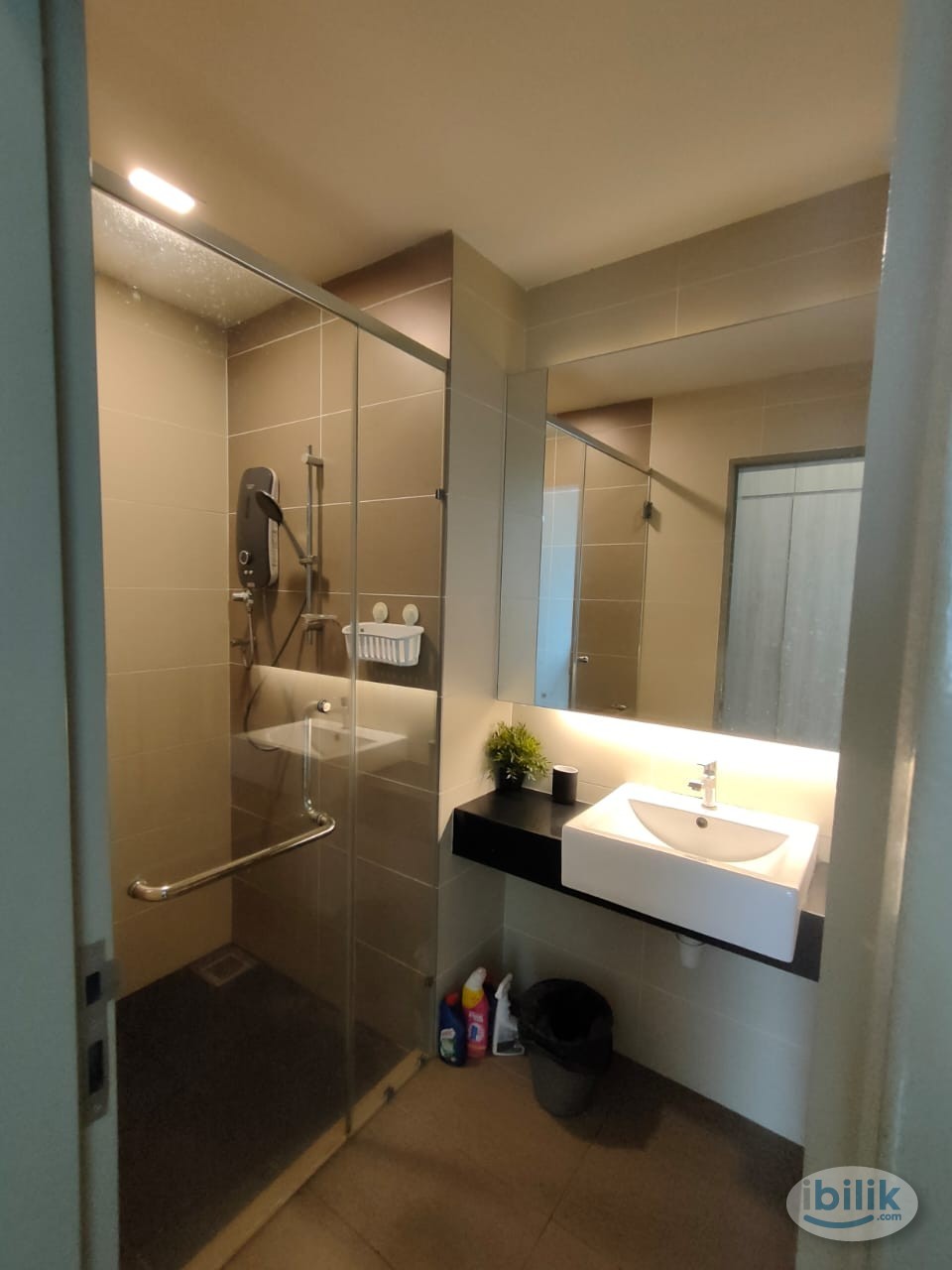 Master Room at LakePark Residence, Selayang - Image 2
