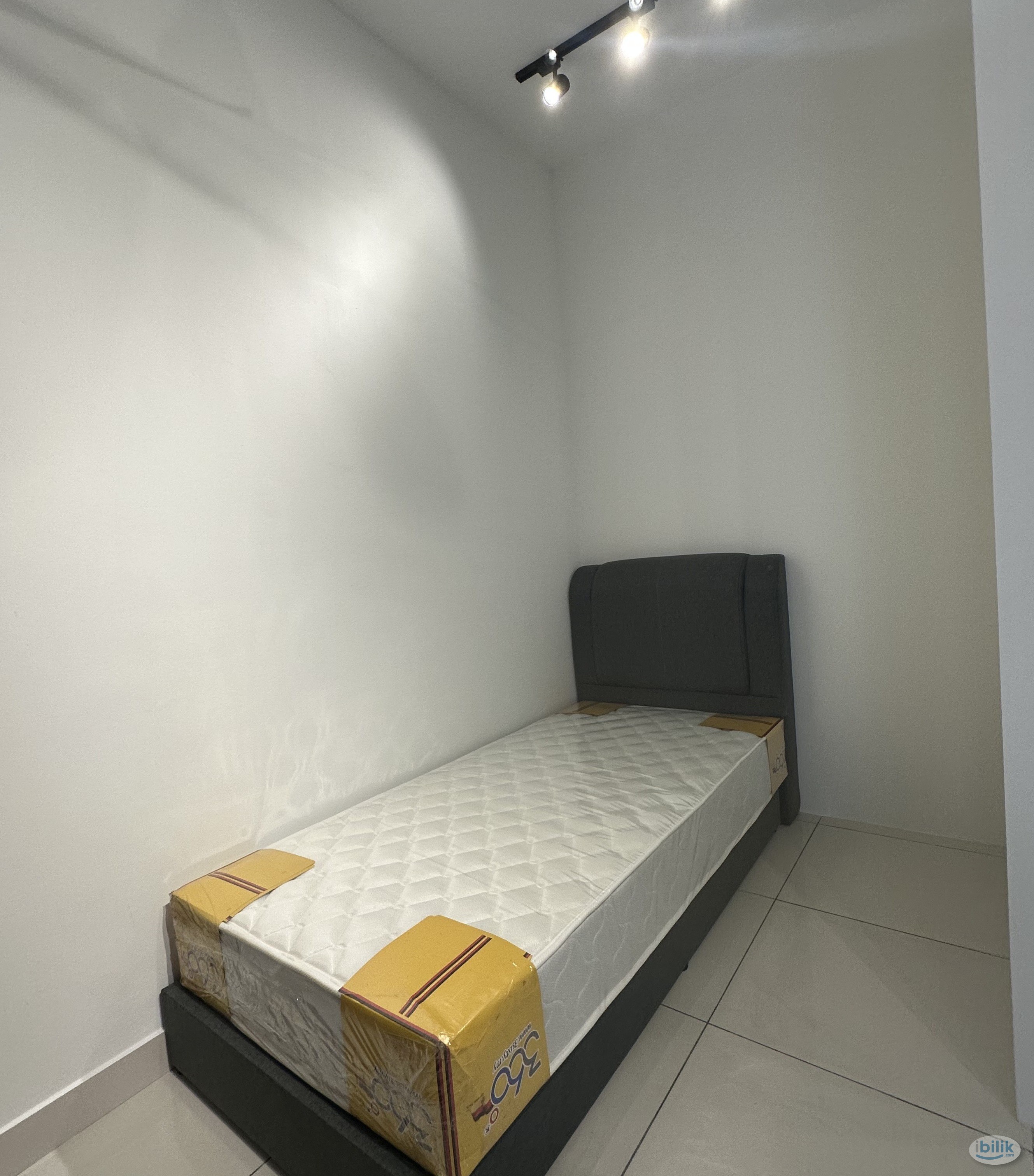 5 min to Quayside Mall Middle Room At TwentyFive. Amber Residence - Image 1