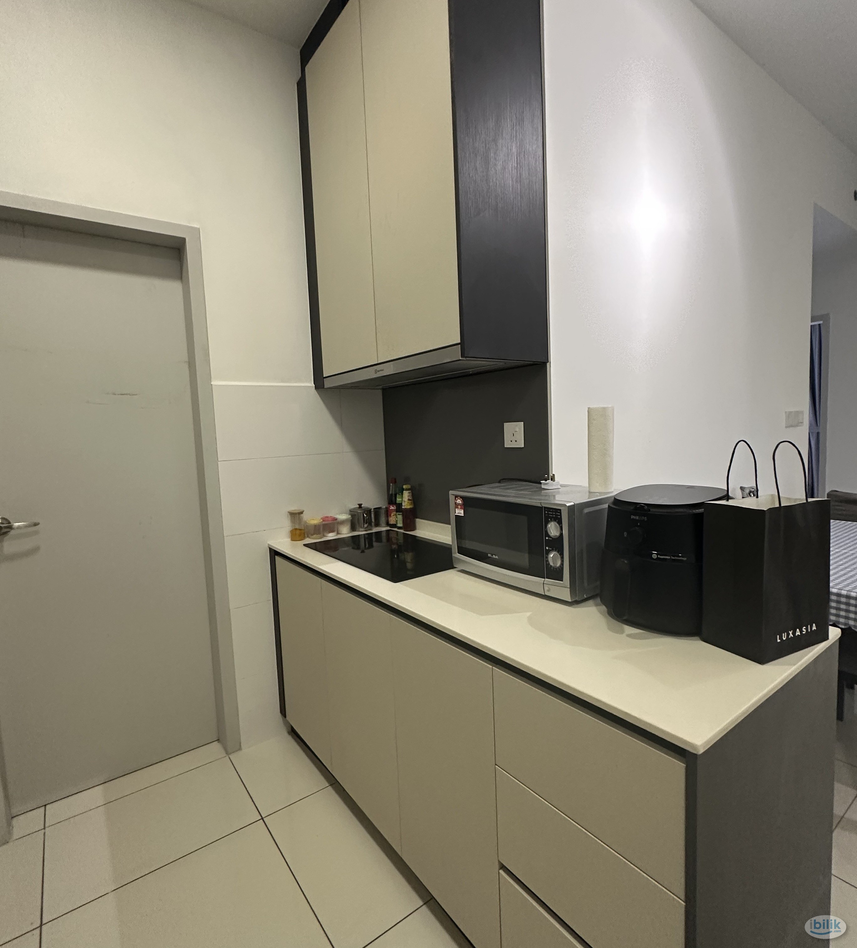 5 min to Quayside Mall Middle Room At TwentyFive. Amber Residence - Image 2