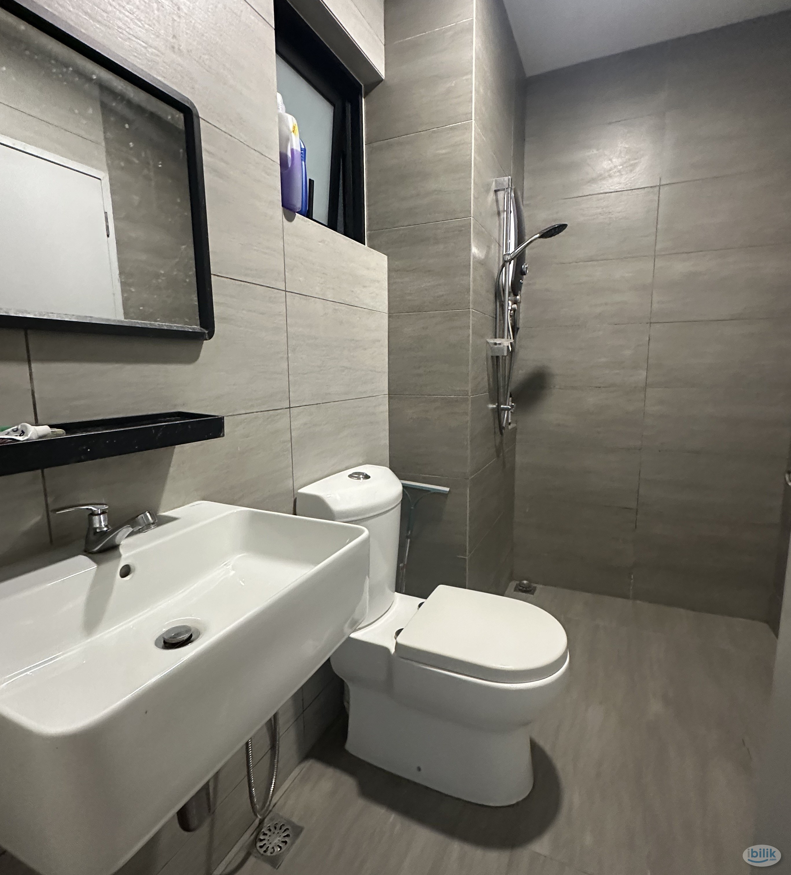 5 min to Quayside Mall Middle Room At TwentyFive. Amber Residence - Image 3