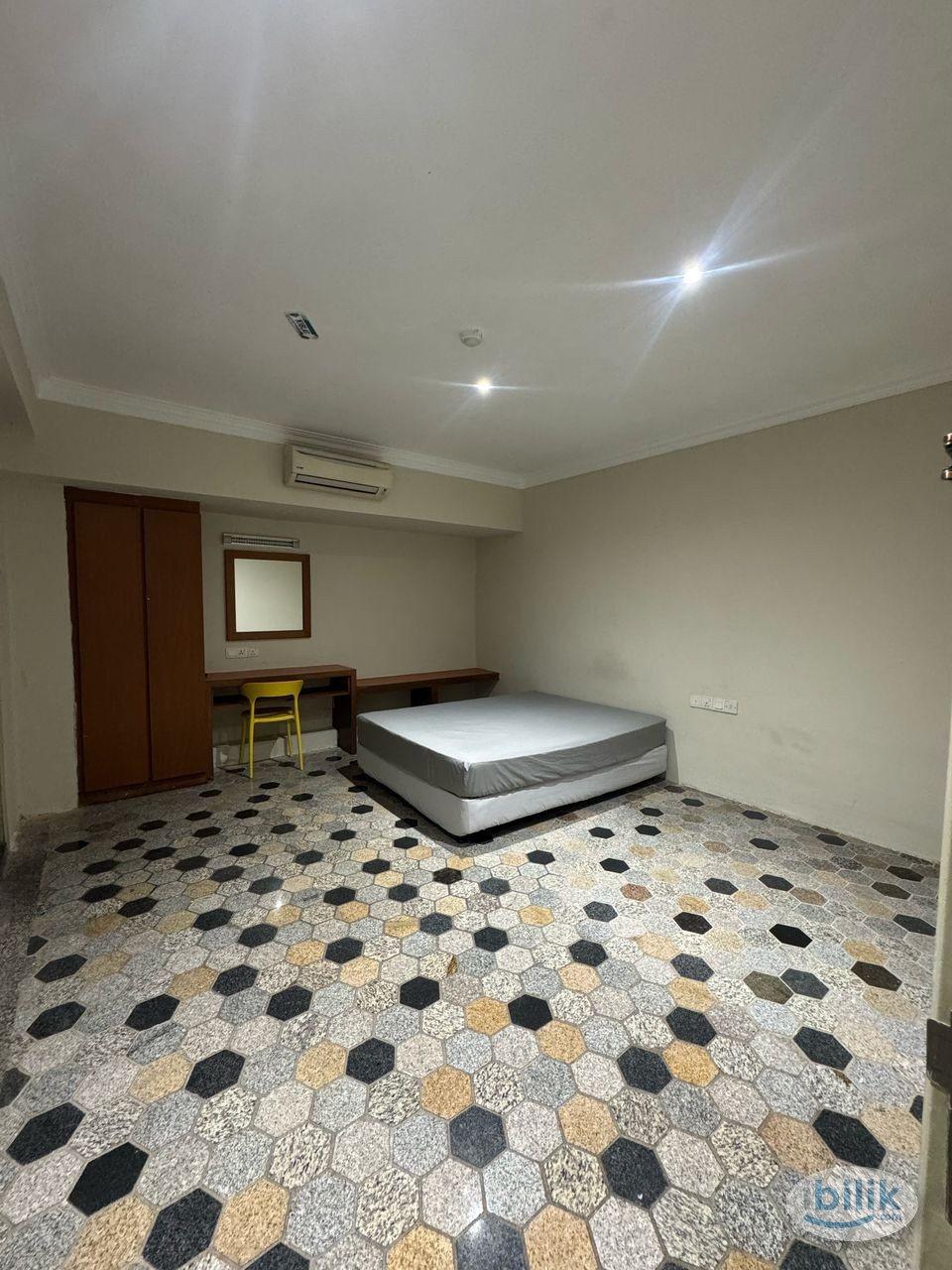 Room for rent masjid jamek 💯 2 station to kl Sentral🚎. Low Deposit room in Masjid Jamek💥 . 0 Deposit💯 - Image 1