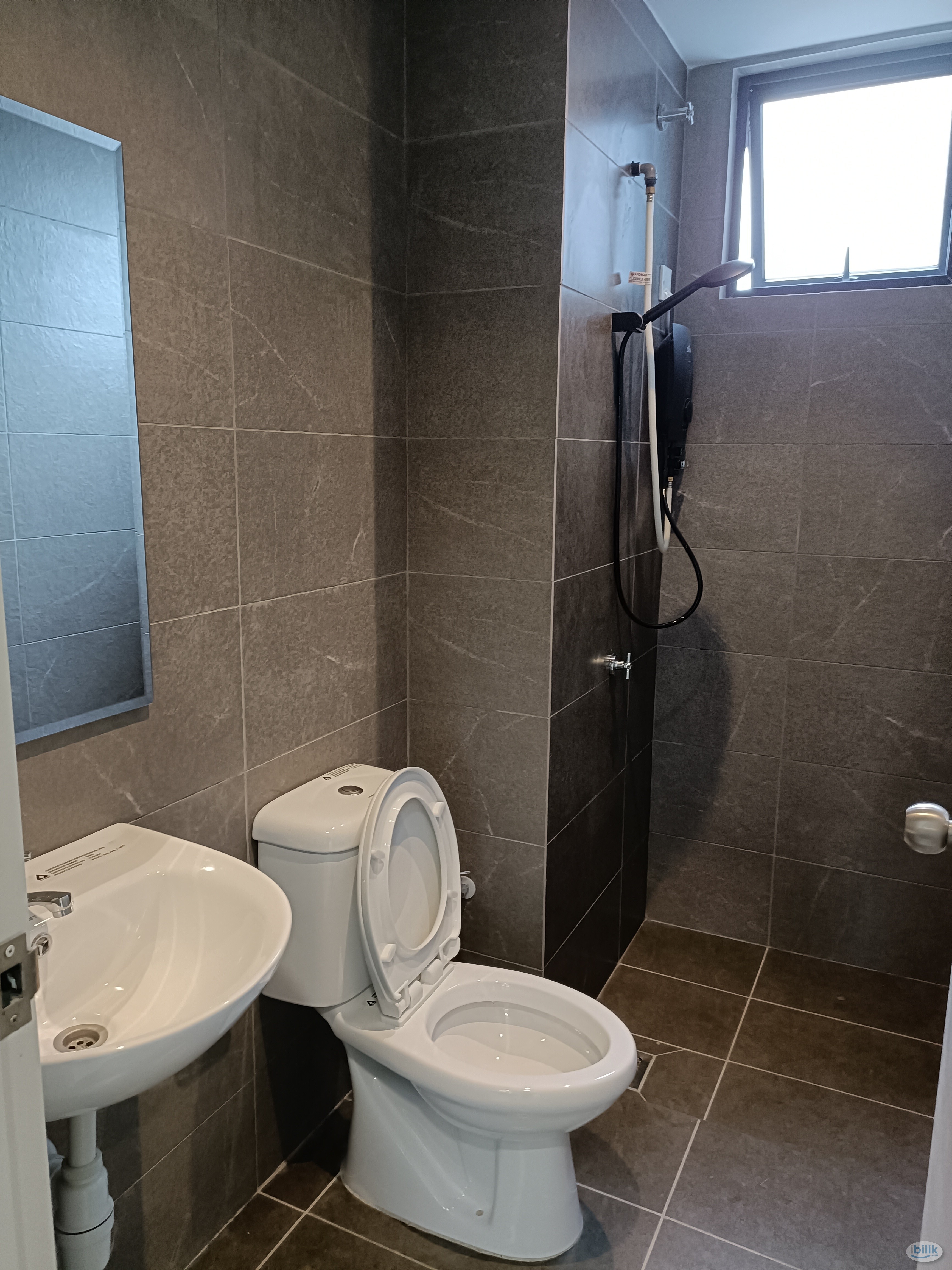 🏫 Majestic Maxim Medium Room 🚪 Doorstep Grocery & Food Court 🍴 4 min 🚗 UCSI University 📚。.. - Image 5