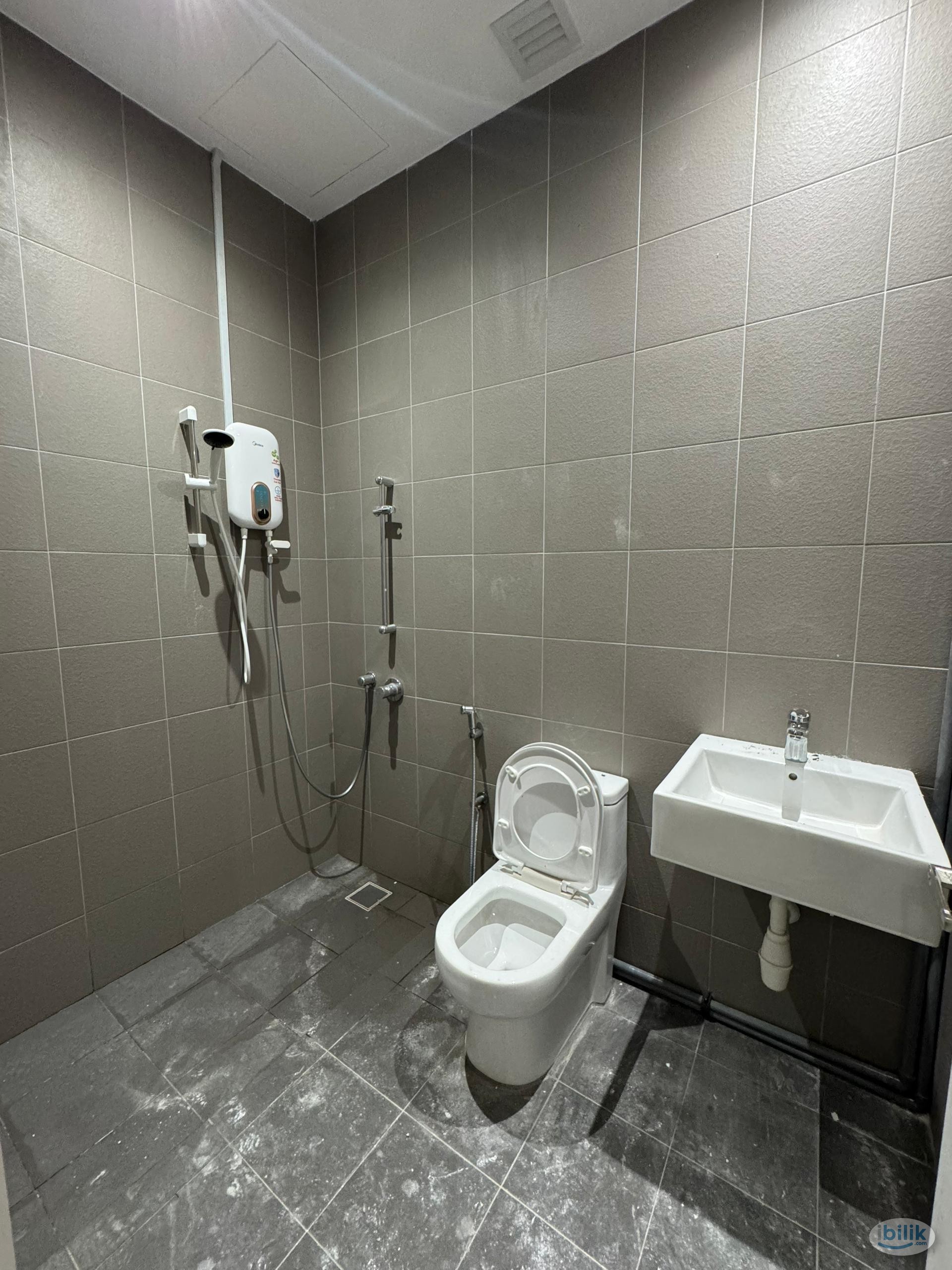 Only 2 min walk 🚶‍♀️ to Bus Stop 🚂 Room Rent With Swimming Pool @ Jalan Klang Lama - Image 2