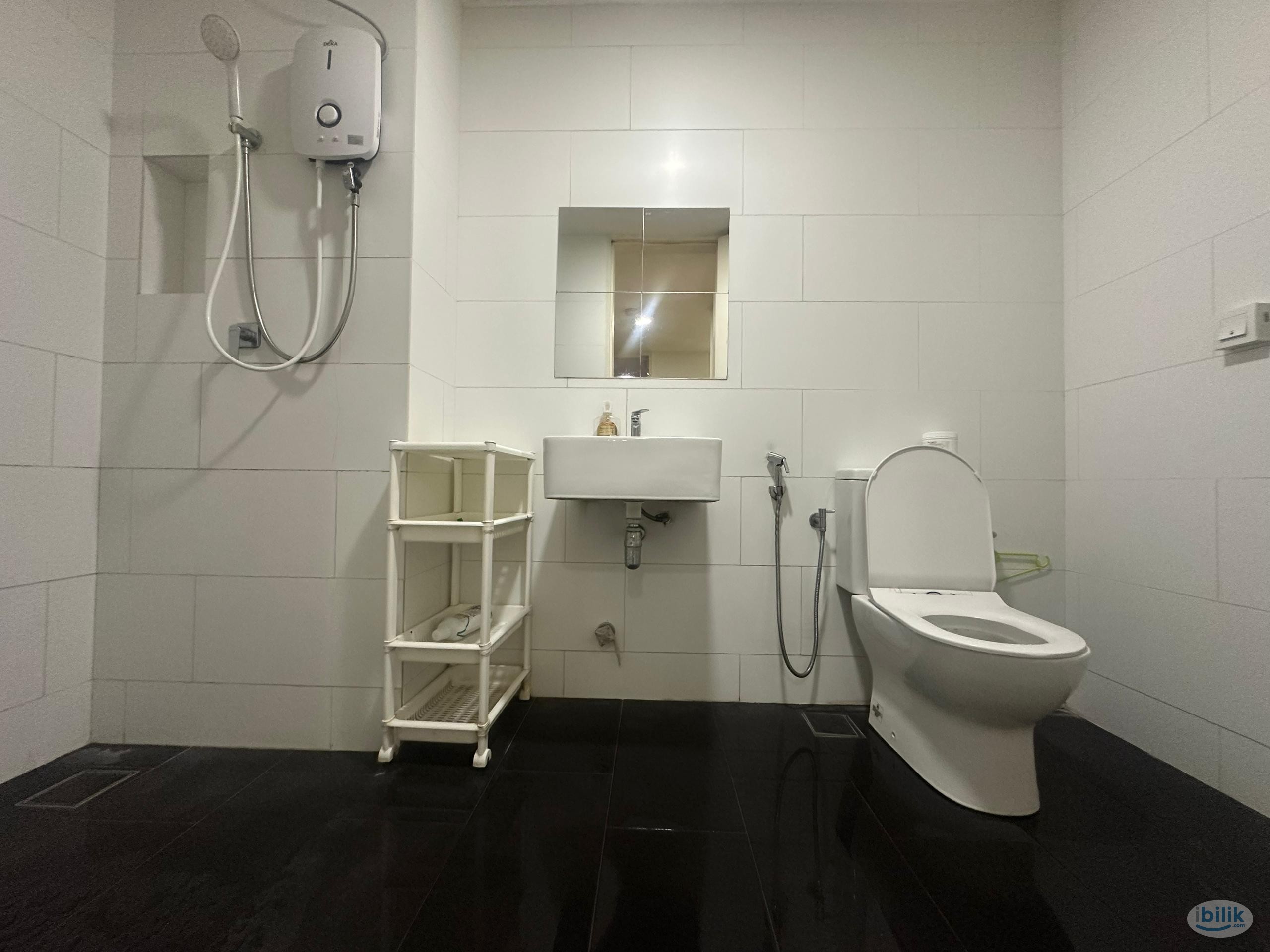 Middle Room at SQWhere, Sungai Buloh - Image 3