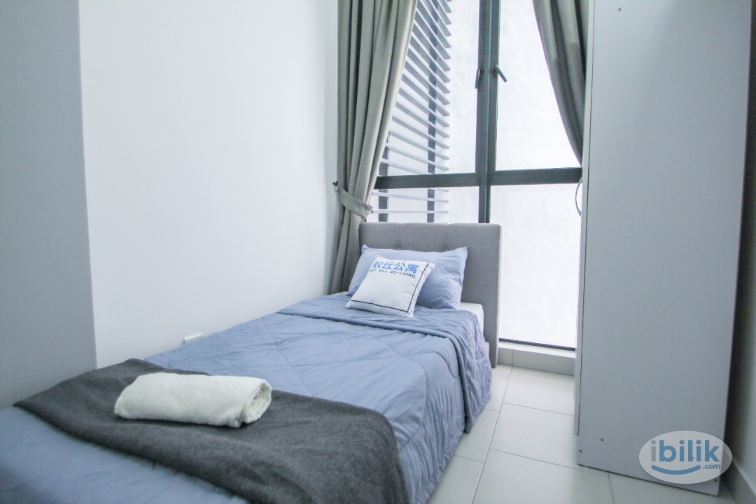 Single room with aircond & window for rent at Astetica Residence - Image 1