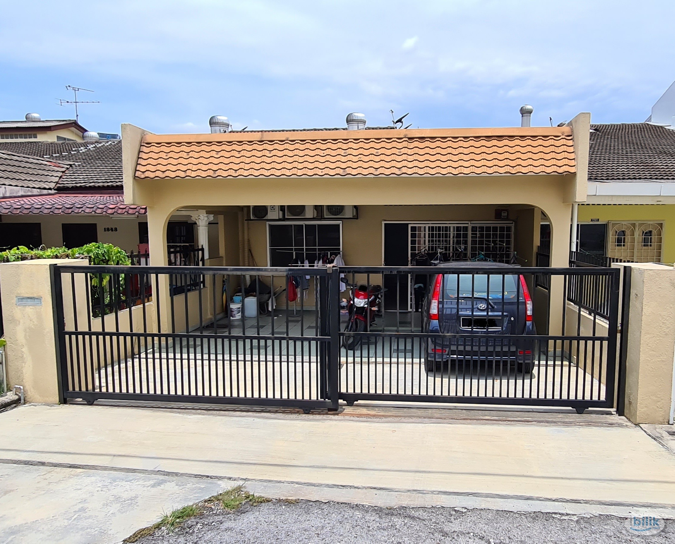 Fully furnished airconditioned room free WIFI free cleaning at Section 17 Petaling Jaya - Image 1