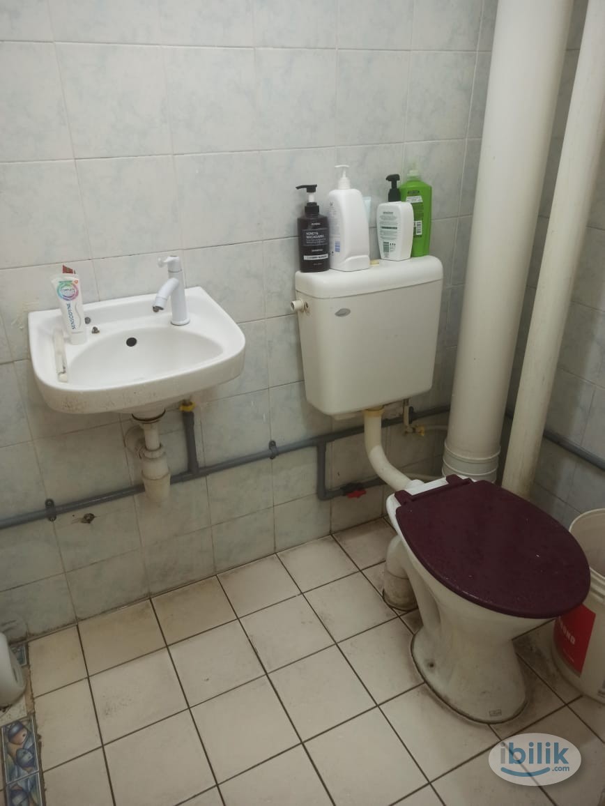 Middle Room at Lagoon Perdana, Bandar Sunway - Image 5