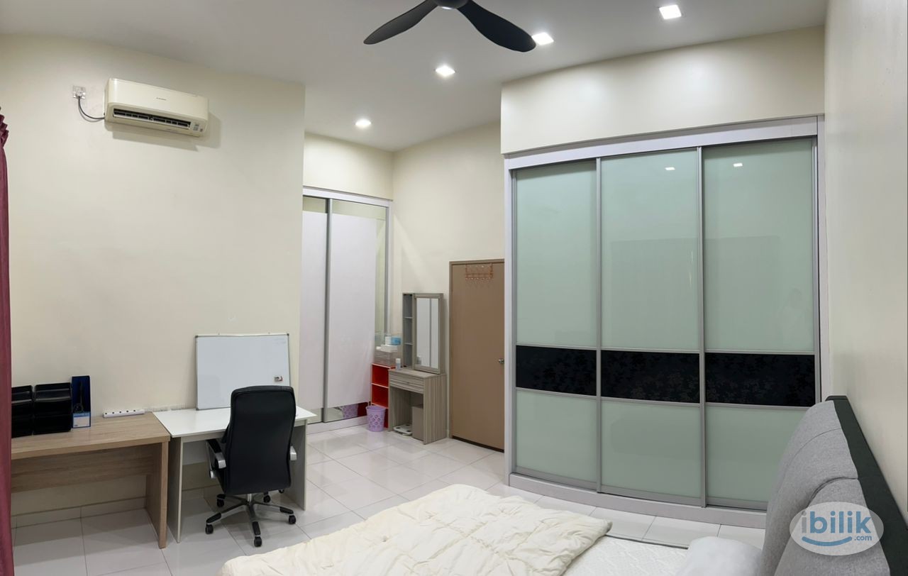 No agent fee, Mater Bedroom, Private Bathroom, Bukit Indah 7 - Image 2