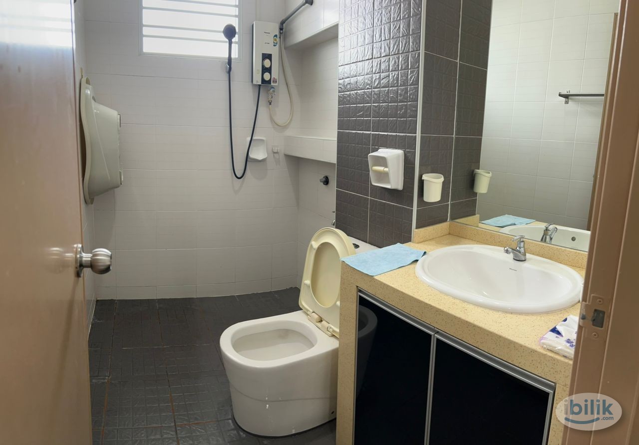 No agent fee, Mater Bedroom, Private Bathroom, Bukit Indah 7 - Image 3