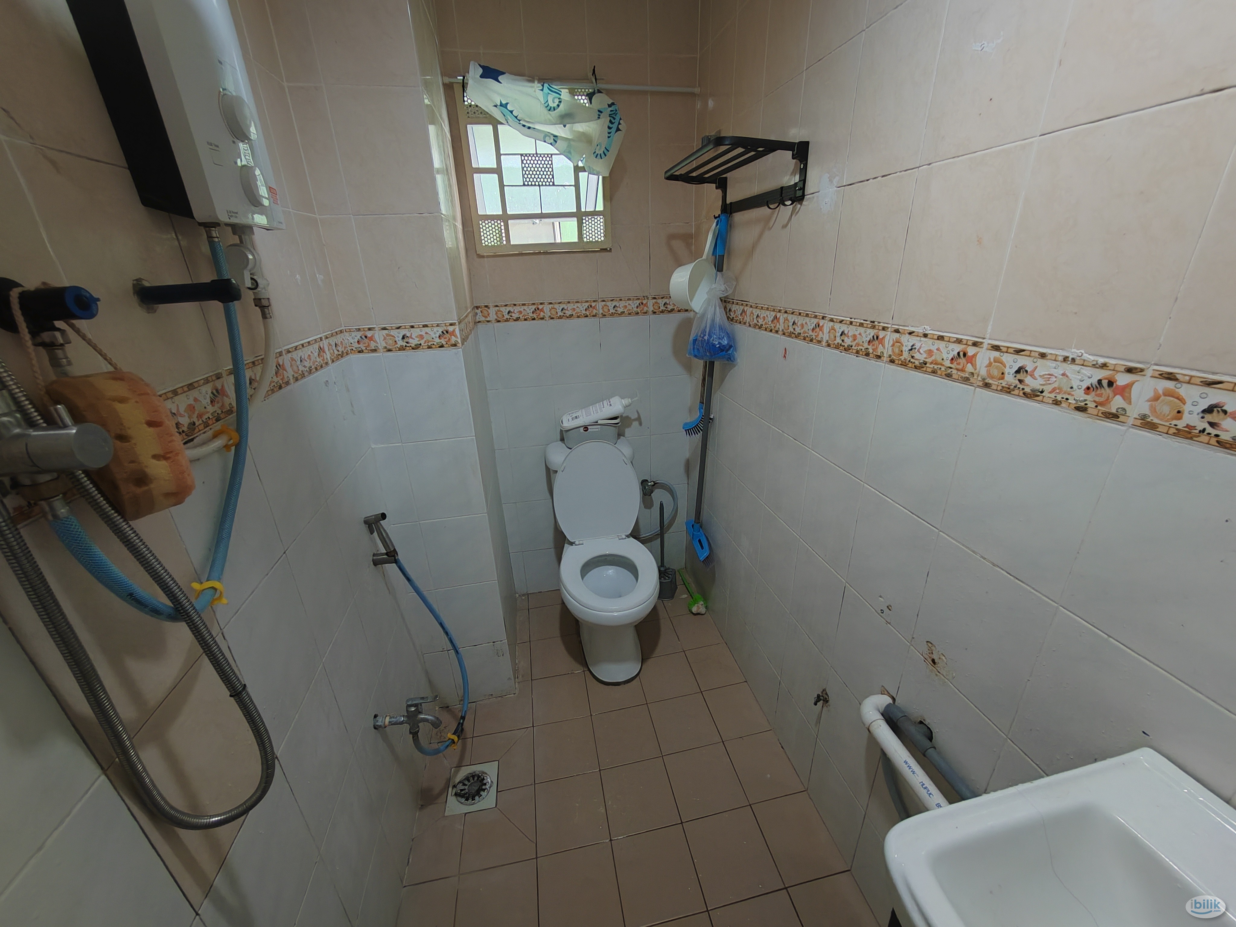 female perempuan bilik Single Room at Kepong condo mrt wifi - Image 4