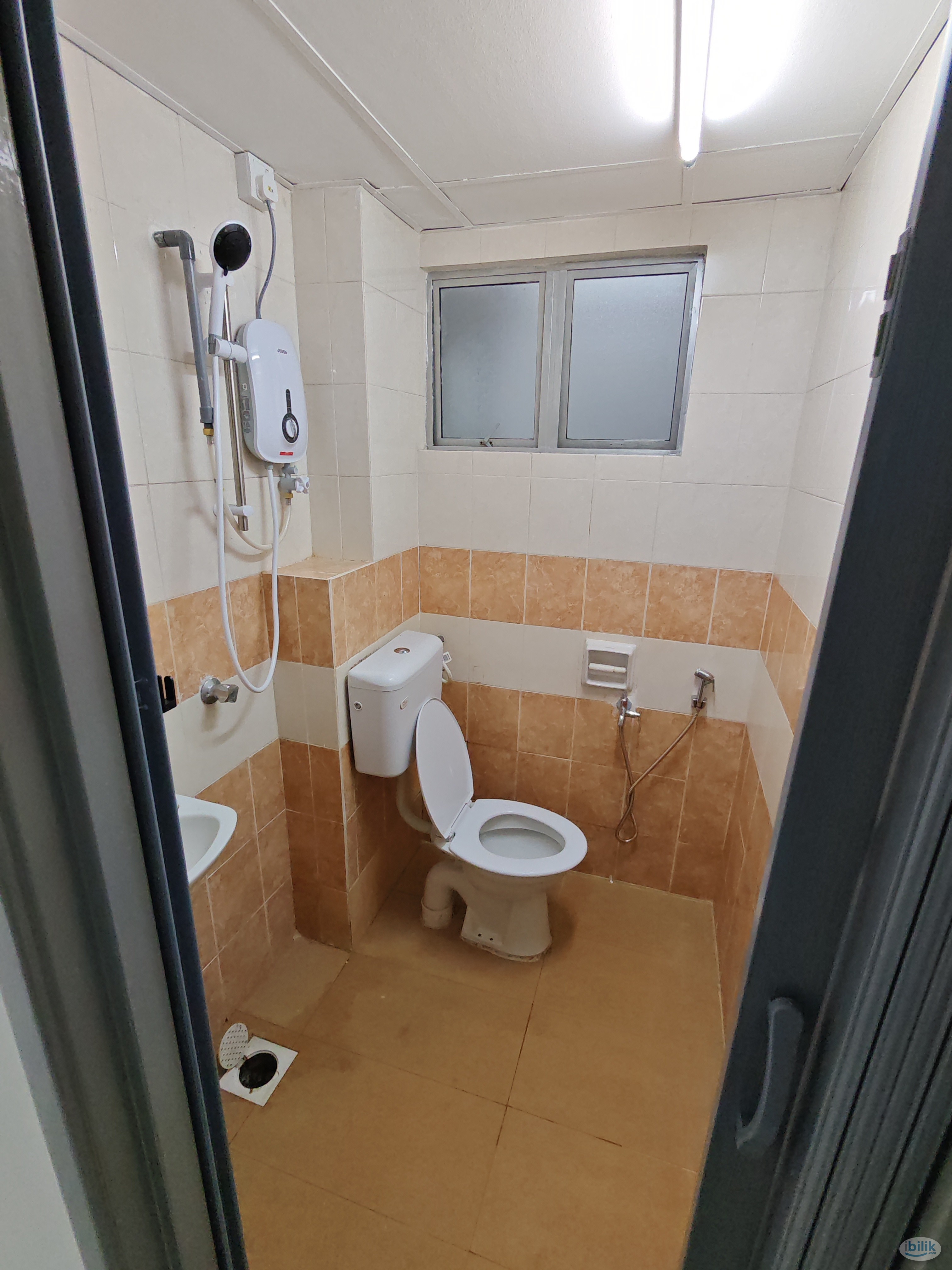 Room at Pelangi Damansara Apartment, Kota Damansara - Image 4