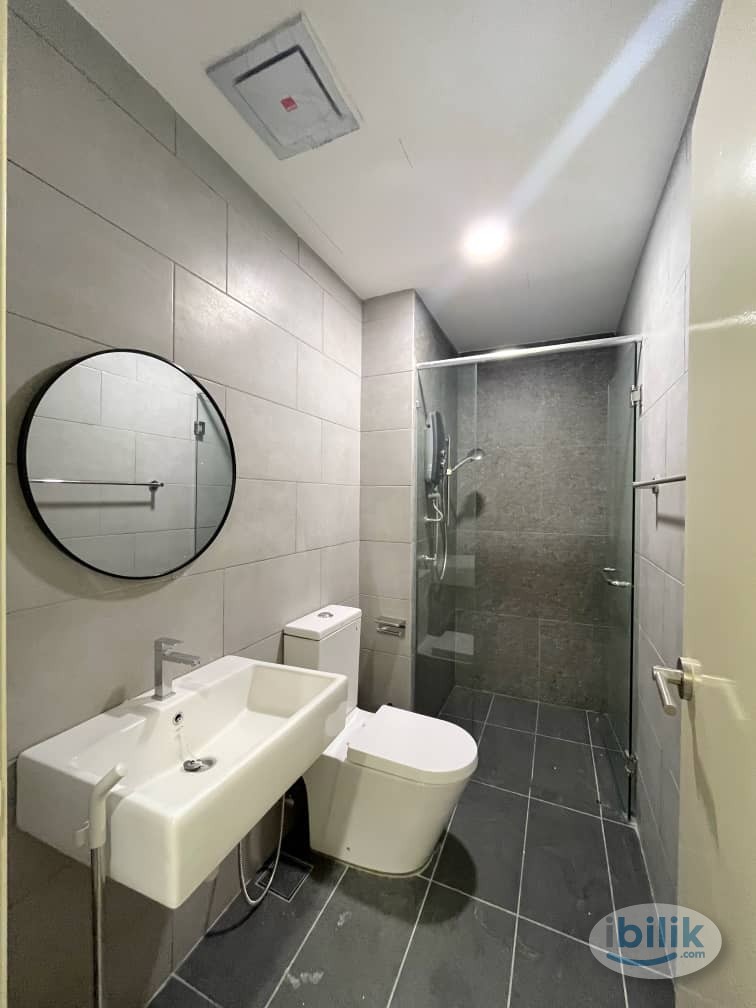 Middle Room at Meta Residences Putra Permai, Seri Kembangan - Image 3