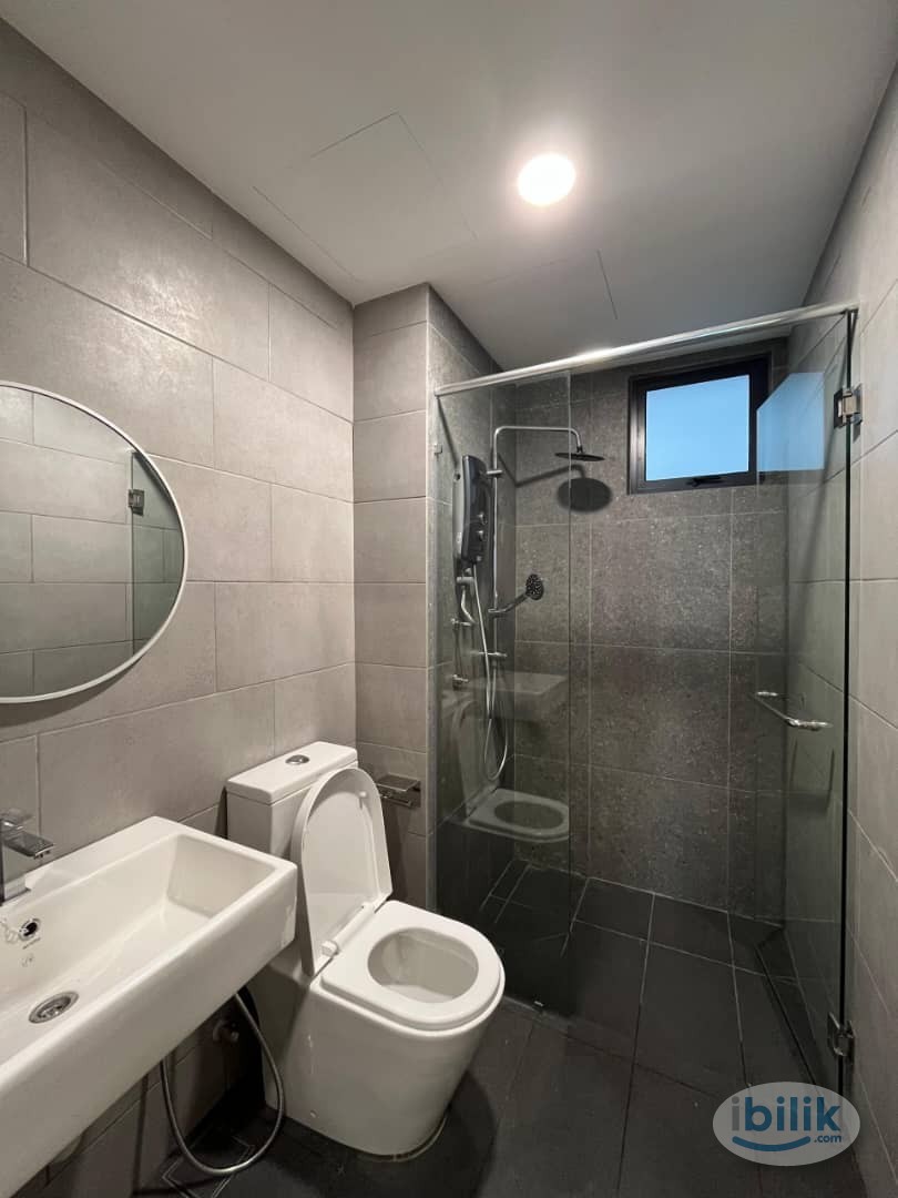 Master Room at Meta Residences Putra Permai, Seri Kembangan - Image 2
