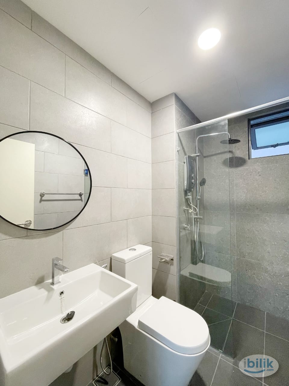 Middle Room at Meta Residences Putra Permai, Seri Kembangan - Image 2