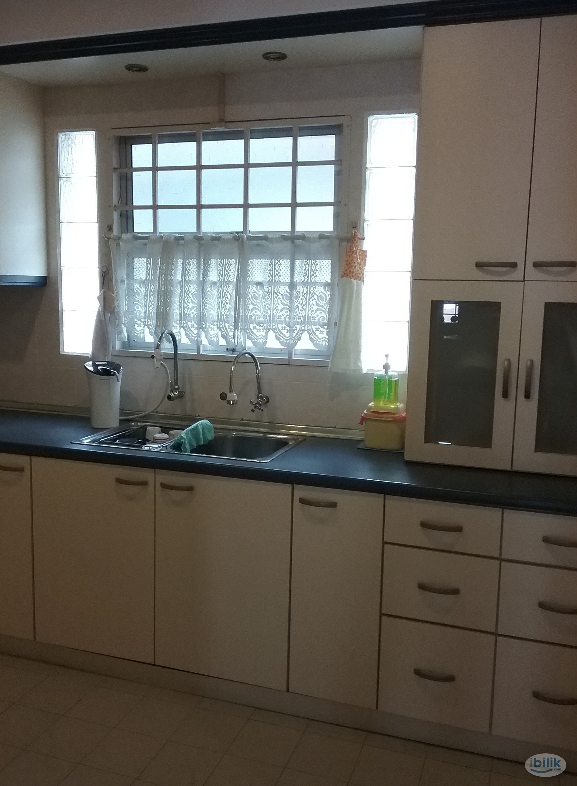 Fully furnished room with Air Cond, 2km from Lotus' Cheng, Melaka Tengah - Image 1